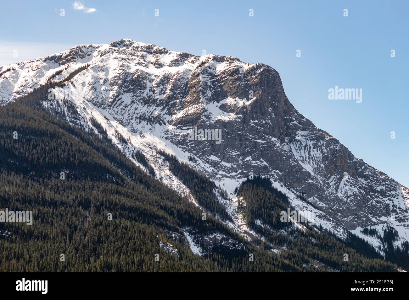 Paysage panoramique des montagnes enneigées des Rocheuses canadiennes en Alberta, Canada Banque D'Images Paysage panoramique des montagnes enneigées des Rocheuses canadiennes en Alberta, Canada Banque D'Images