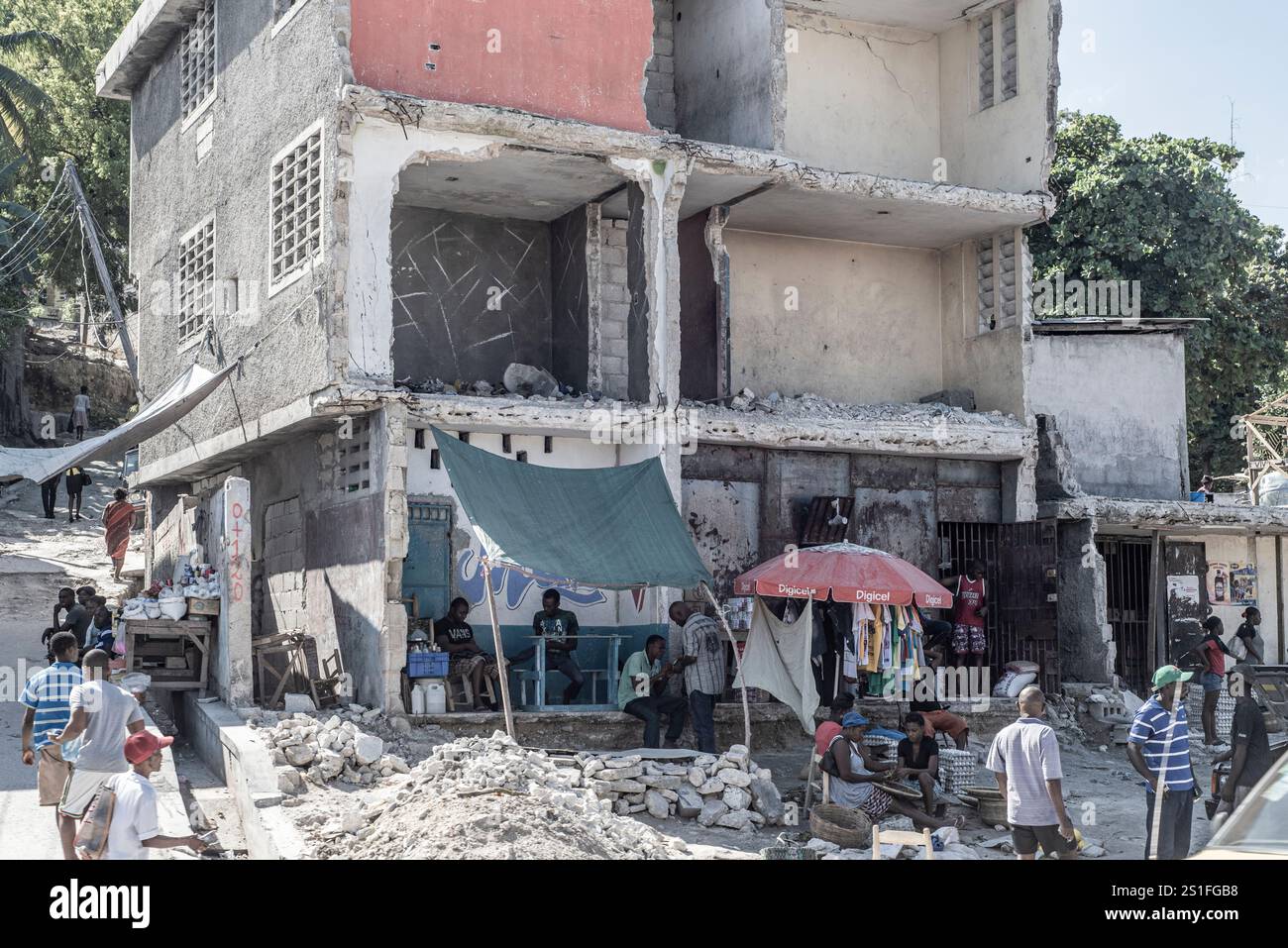Bâtiment endommagé par le tremblement de terre et activité quotidienne Banque D'Images