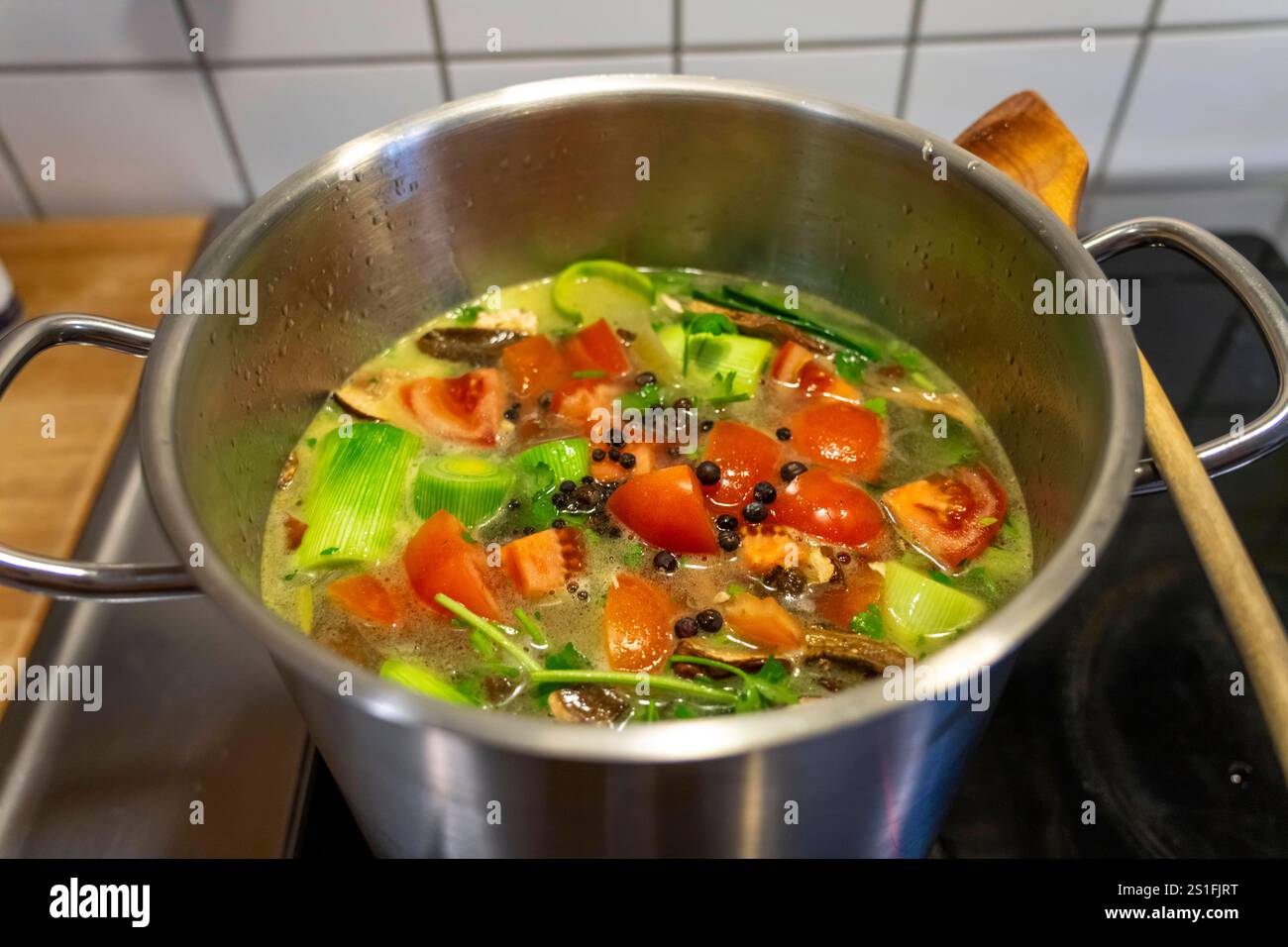 Gemüsesuppe, bzw. Gemüsefond wird gekocht, Ansatz mit verschiedenen Gemüsen, die mit Kräutern und Gewürzen langsam geköchelt werden, später werden sie ausgesiebt, zurück bleibt eine Gemüsebrühe, Gemüsefond zur Weiterverarbeitung, für Suppen, Saucen, usw. Gemüsefond *** soupe de légumes, ou bouillon de légumes, est cuit, avec divers légumes qui sont lentement mijotés avec des herbes et des épices, plus tard ils sont égouttés, laissant derrière eux un bouillon de légumes, bouillon de légumes pour la transformation ultérieure, pour les soupes, sauces, etc Bouillon de légumes Banque D'Images