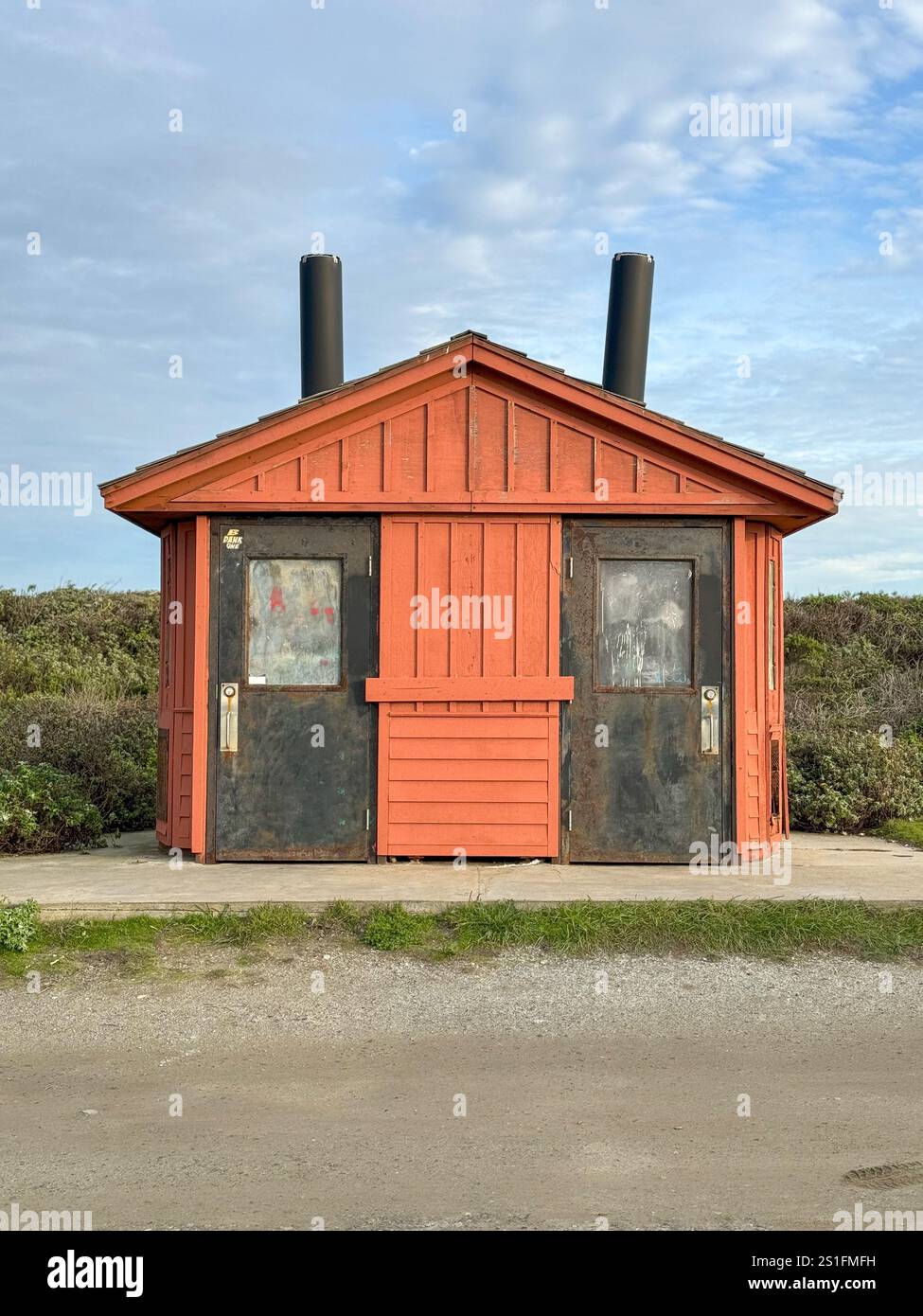 Toilettes à chambre forte à Pescadero State Beach sur l'autoroute 1 dans le comté de San Mateo, Californie le jour de l'an 2025. Banque D'Images
