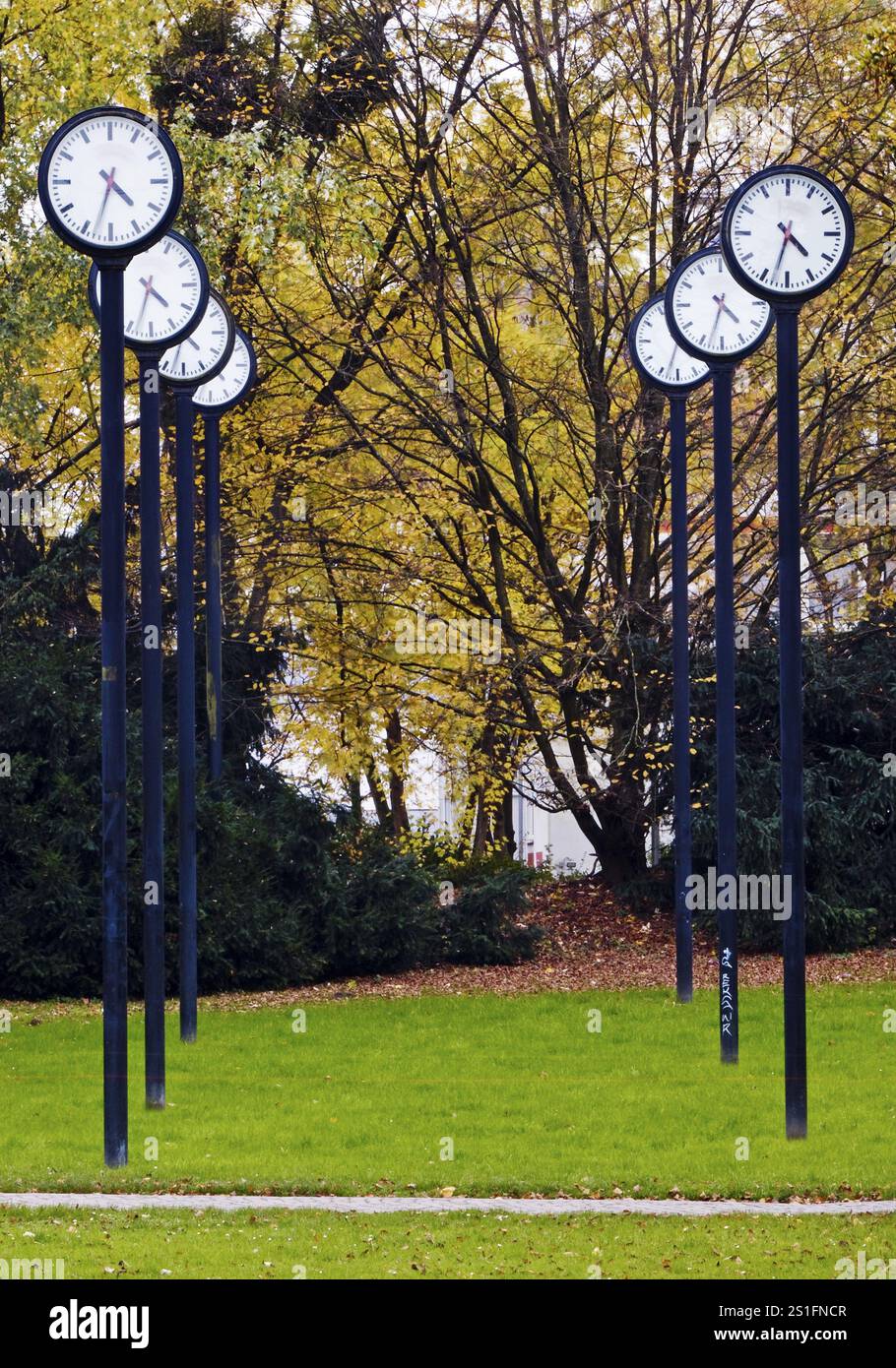 Champ horaire, 24 horloges synchronisées, artiste Klaus Rinke, changement d'heure, Volksgarten, Duesseldorf, Rhénanie du Nord-Westphalie, Allemagne, UE Banque D'Images