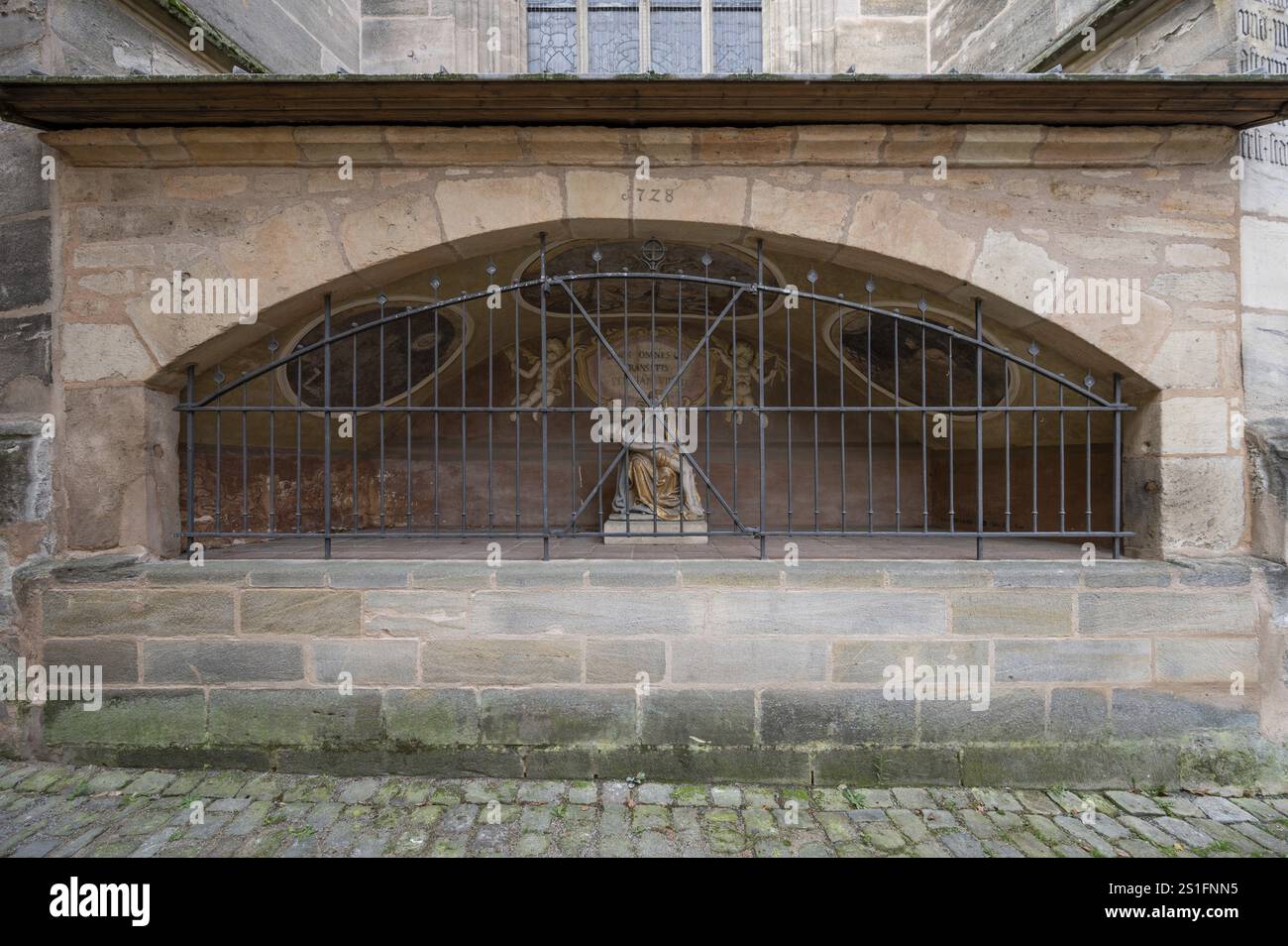 Sculpture de la Pieta, Marie tenant Jésus dans ses bras dans une chapelle extérieure sur le chœur est de l'église gothique tardif St George, Dinkelsbuehl, Ba Banque D'Images