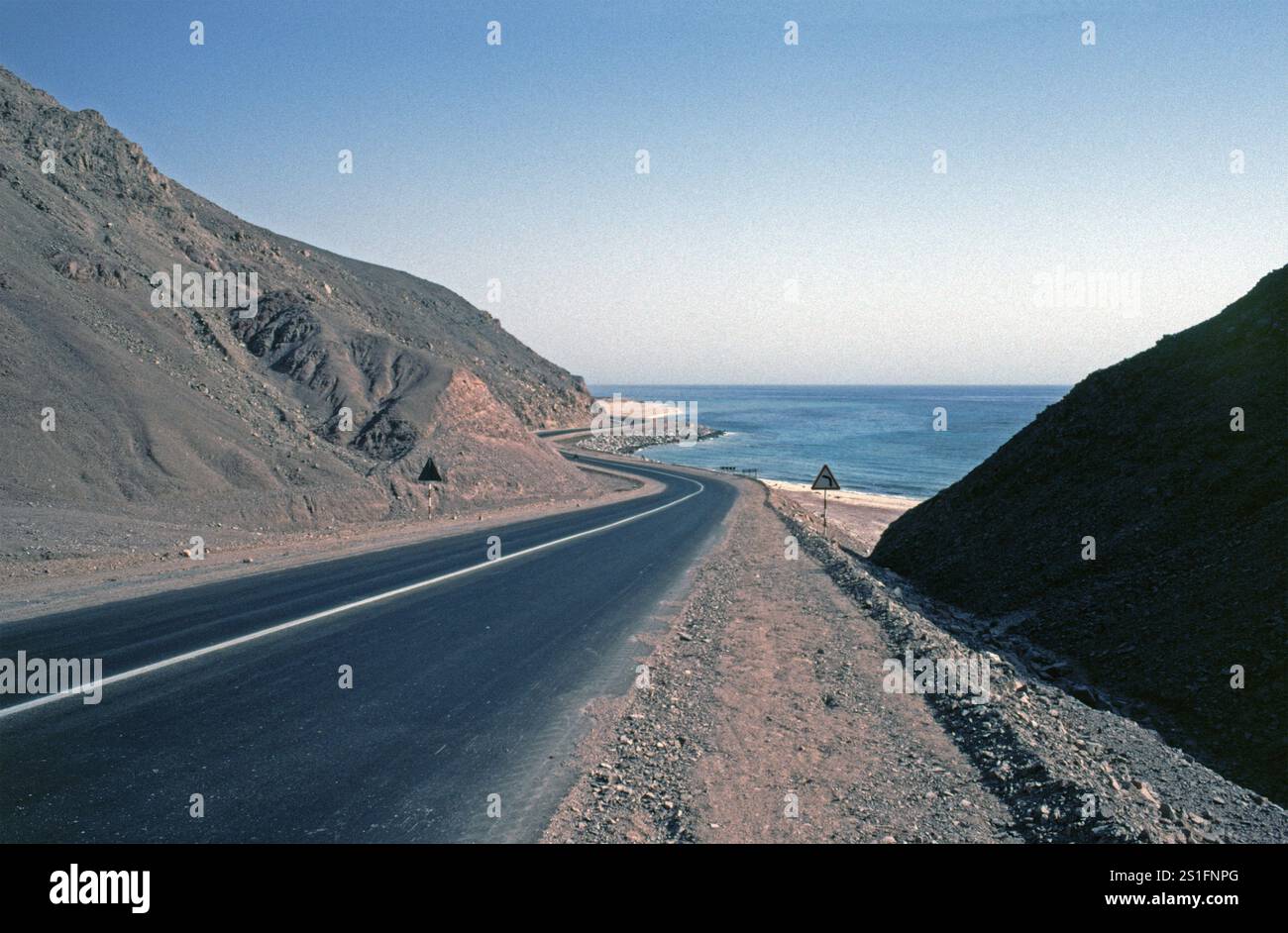 Route côtière le long du golfe d'Aqaba, péninsule du Sinaï, Égypte, septembre 1989, millésime, rétro, ancien, historique, Afrique Banque D'Images