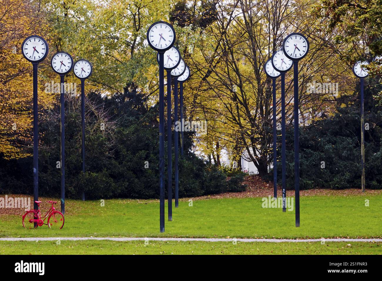 Champ horaire, 24 horloges synchronisées, artiste Klaus Rinke, changement d'heure, Volksgarten, Duesseldorf, Rhénanie du Nord-Westphalie, Allemagne, UE Banque D'Images