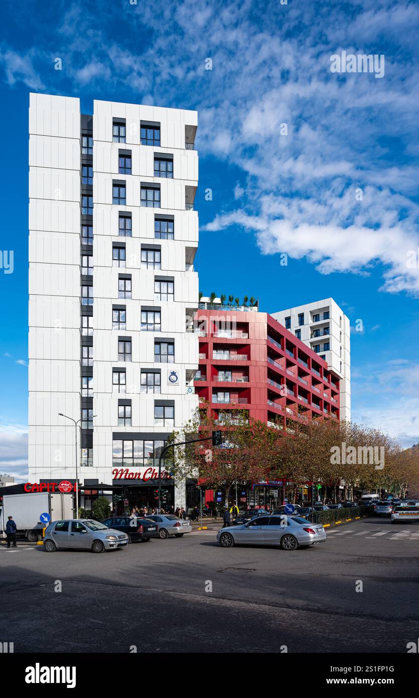 Appartement contemporain immeuble de grande hauteur à Tirana, Albanie, 10 décembre 2024 Banque D'Images