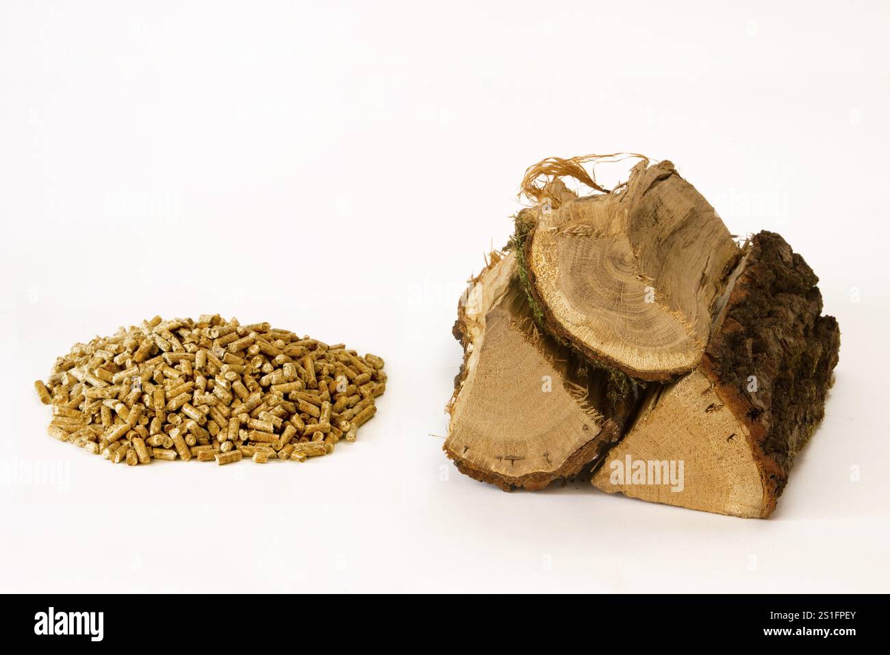 Bois de chauffage et granulés de bois coupés sur un fond blanc Banque D'Images