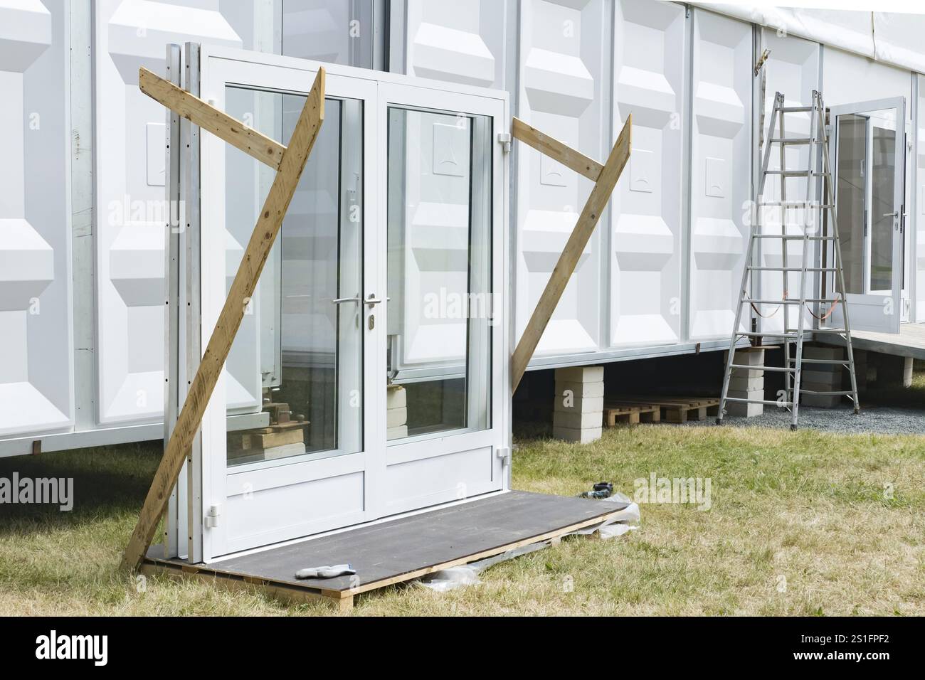 Porte vitrée et échelle pour la construction de foire commerciale Banque D'Images