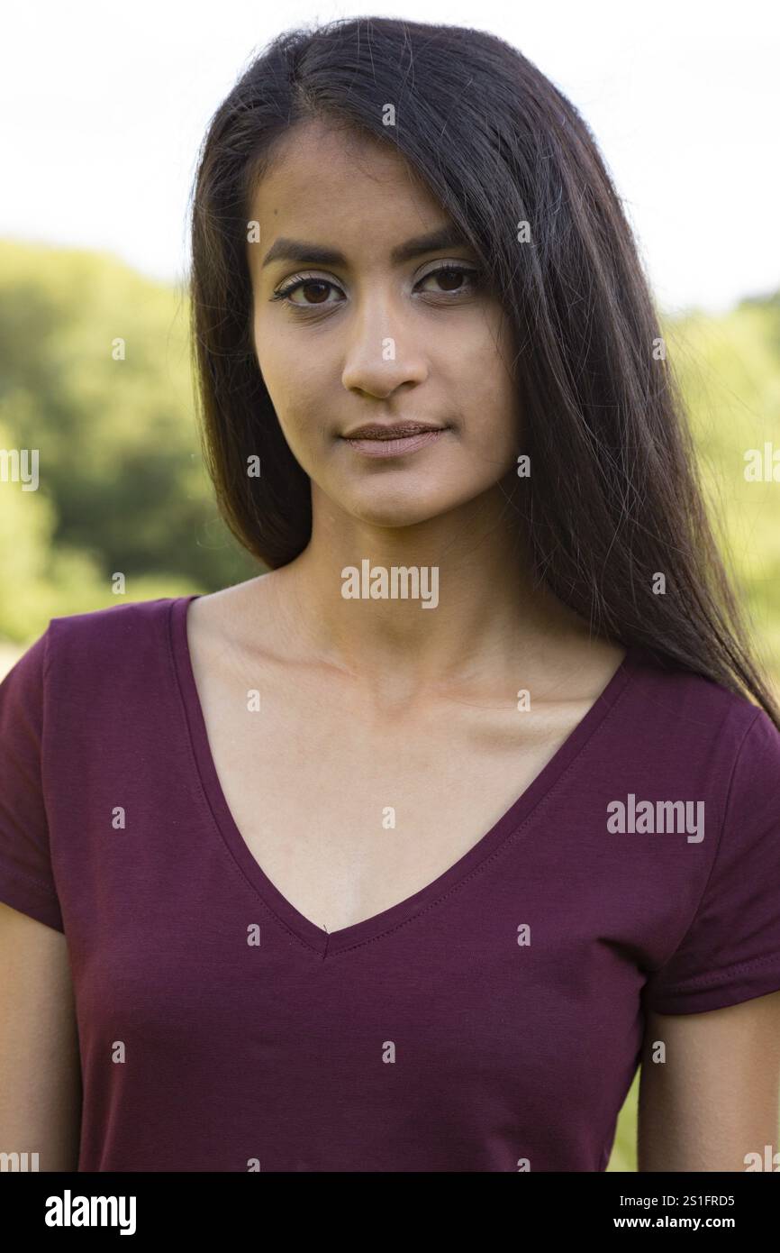 Portrait d'une jeune femme aux longs cheveux noirs Banque D'Images