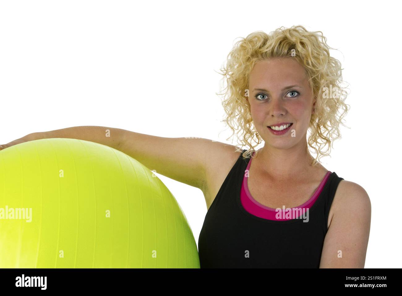 Jeune femme avec balle de gymnastique coupée sur fond blanc Banque D'Images
