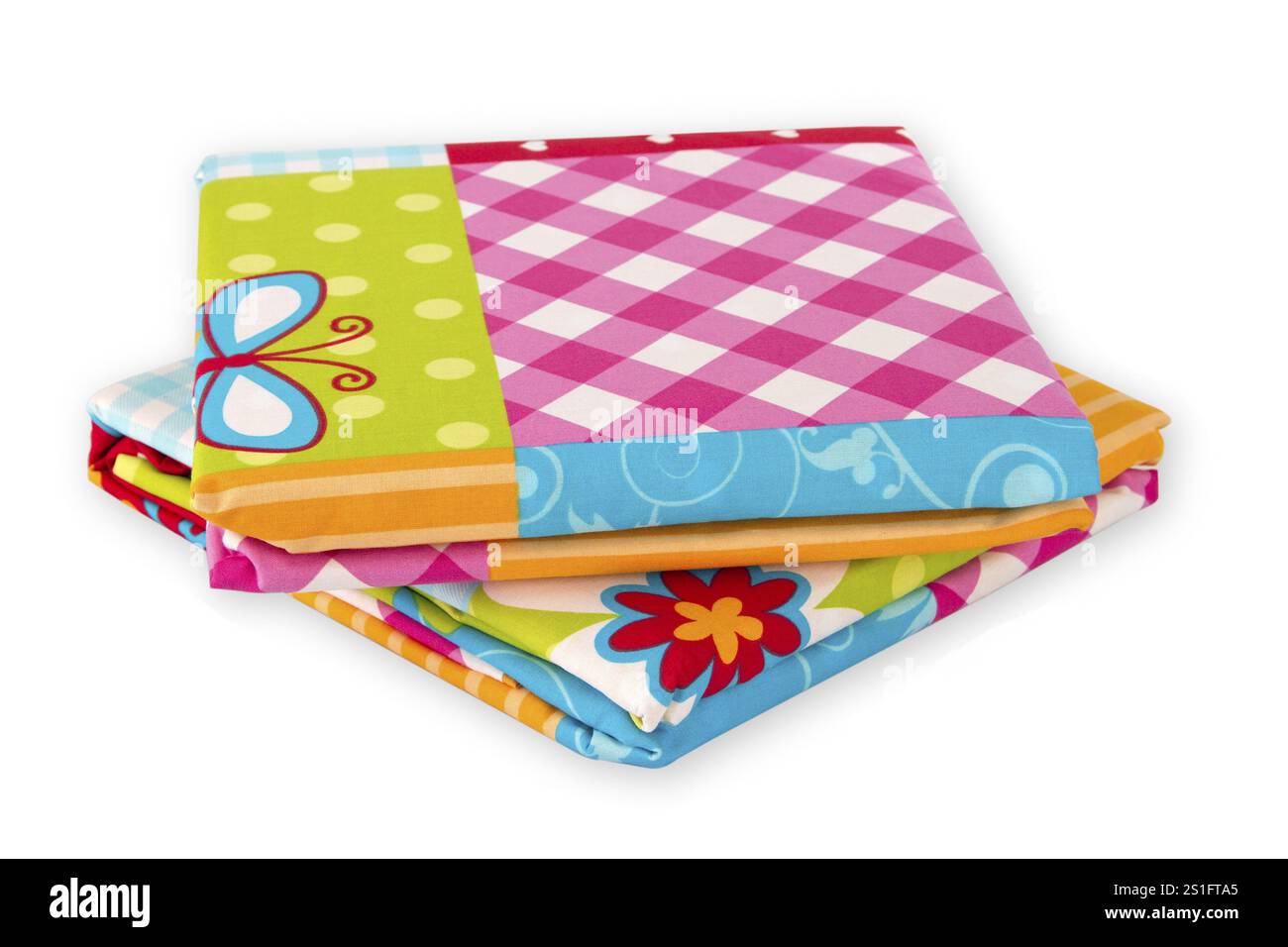 Linge de lit plié recadré sur un fond blanc Banque D'Images