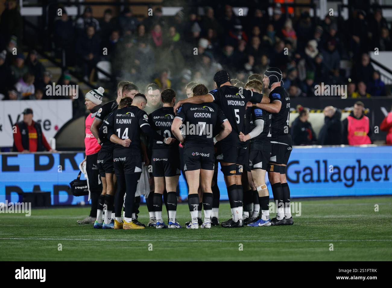 Newcastle, GbR. 21 décembre 2024. Joueurs de Falcons en caucus lors du Gallagher Premiership match entre Newcastle Falcons et Harlequins à Kingston Park, Newcastle le vendredi 3 janvier 2025. (Photo : Chris Lishman | mi News) crédit : MI News & Sport /Alamy Live News Banque D'Images