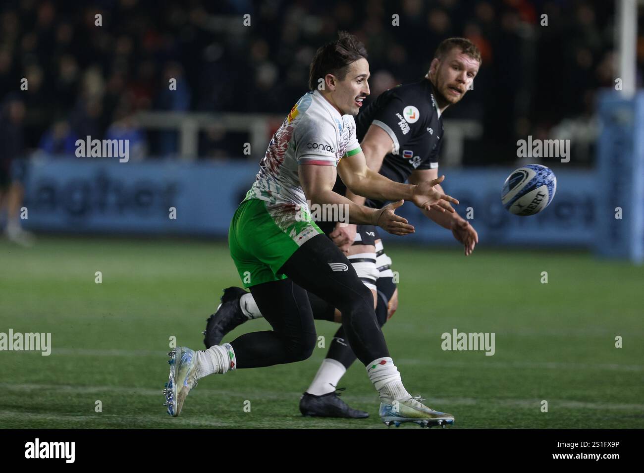 Newcastle, GbR. 21 décembre 2024. Cadan Murley des Harlequins passe lors du match Gallagher Premiership entre les Falcons de Newcastle et les Harlequins à Kingston Park, Newcastle, le vendredi 3 janvier 2025. (Photo : Chris Lishman | mi News) crédit : MI News & Sport /Alamy Live News Banque D'Images