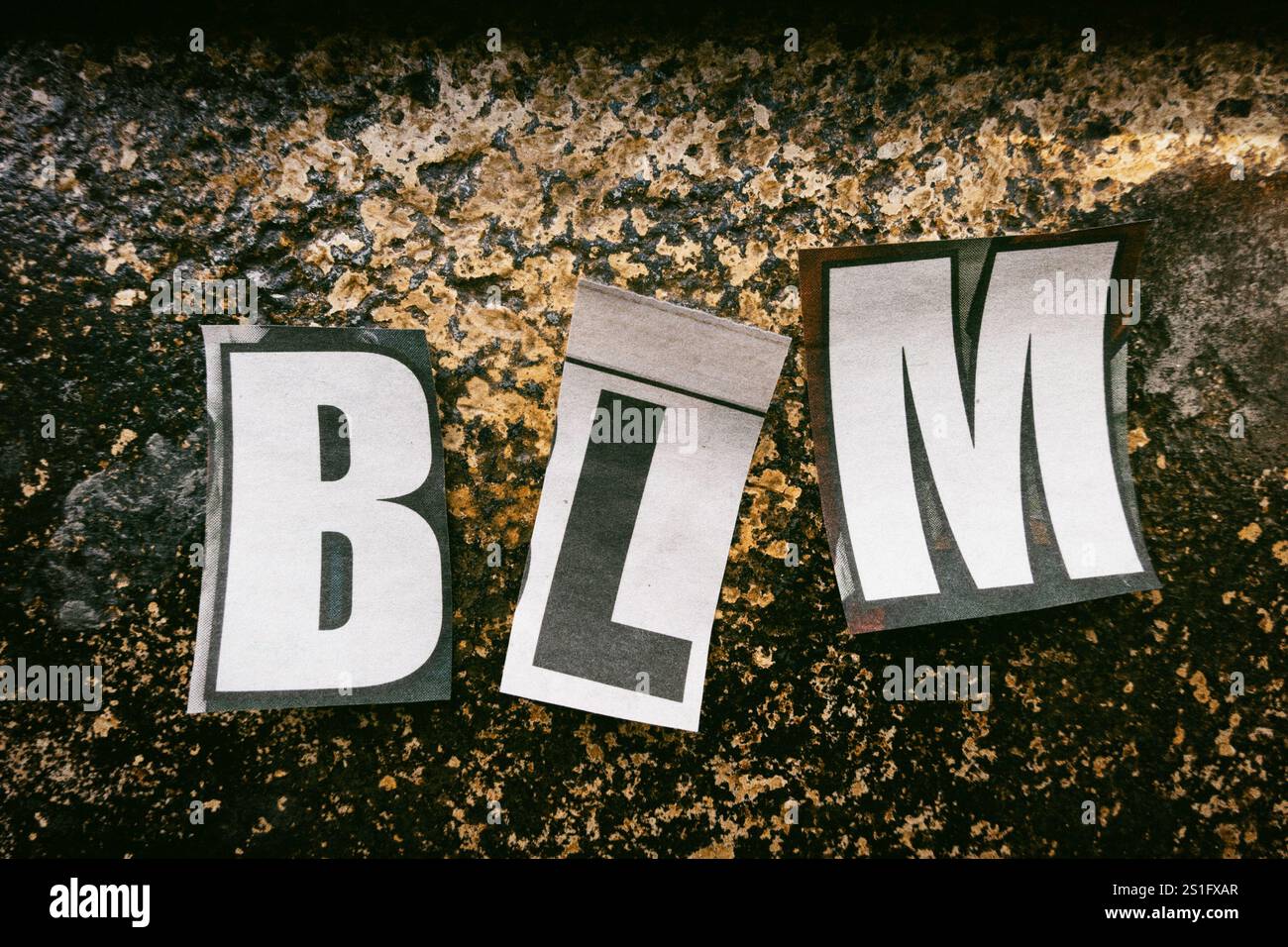 The Letters'BLM' utilisant des lettres de papier découpées dans la typographie d'effet de note de rançon, USA Banque D'Images