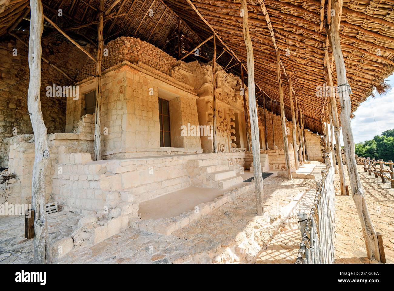 Décoration en stuc EK Balam Acropolis Yucatan Mexique // EK' BALAM, Mexique — la décoration en stuc élaborée à l'extérieur de l'Acropole présente des détails sculpturaux complexes maintenant protégés par une couverture de toit de chaume. La façade ornée entourant le tombeau d'Ukit Kan le'k Tok' présente des techniques artistiques mayas sophistiquées de la période classique tardive, avec une construction multicouche en stuc à la chaux construite plutôt que sculptée dans la pierre. Ek' Balam (également connu sous le nom d'Ek Balam) a atteint son apogée entre 770-840 EC en tant que capitale de l'ancien Royaume maya de Talol. Le site est situé au Mexique Banque D'Images