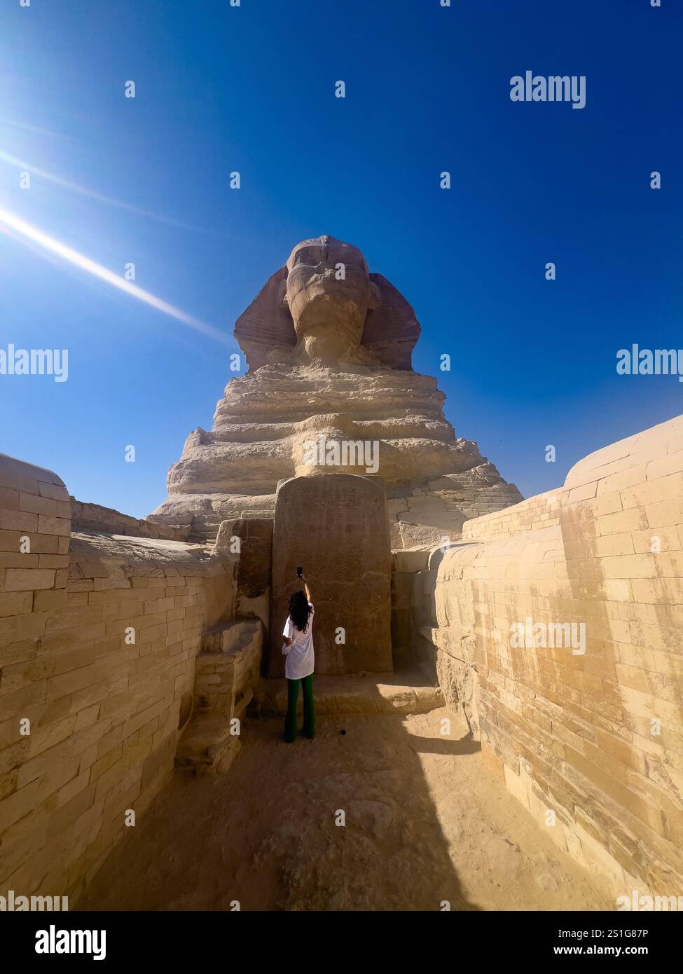 Le grand sphinx de Gizeh, avec un accès spécial proche entre les pattes, le Caire Egypte Banque D'Images