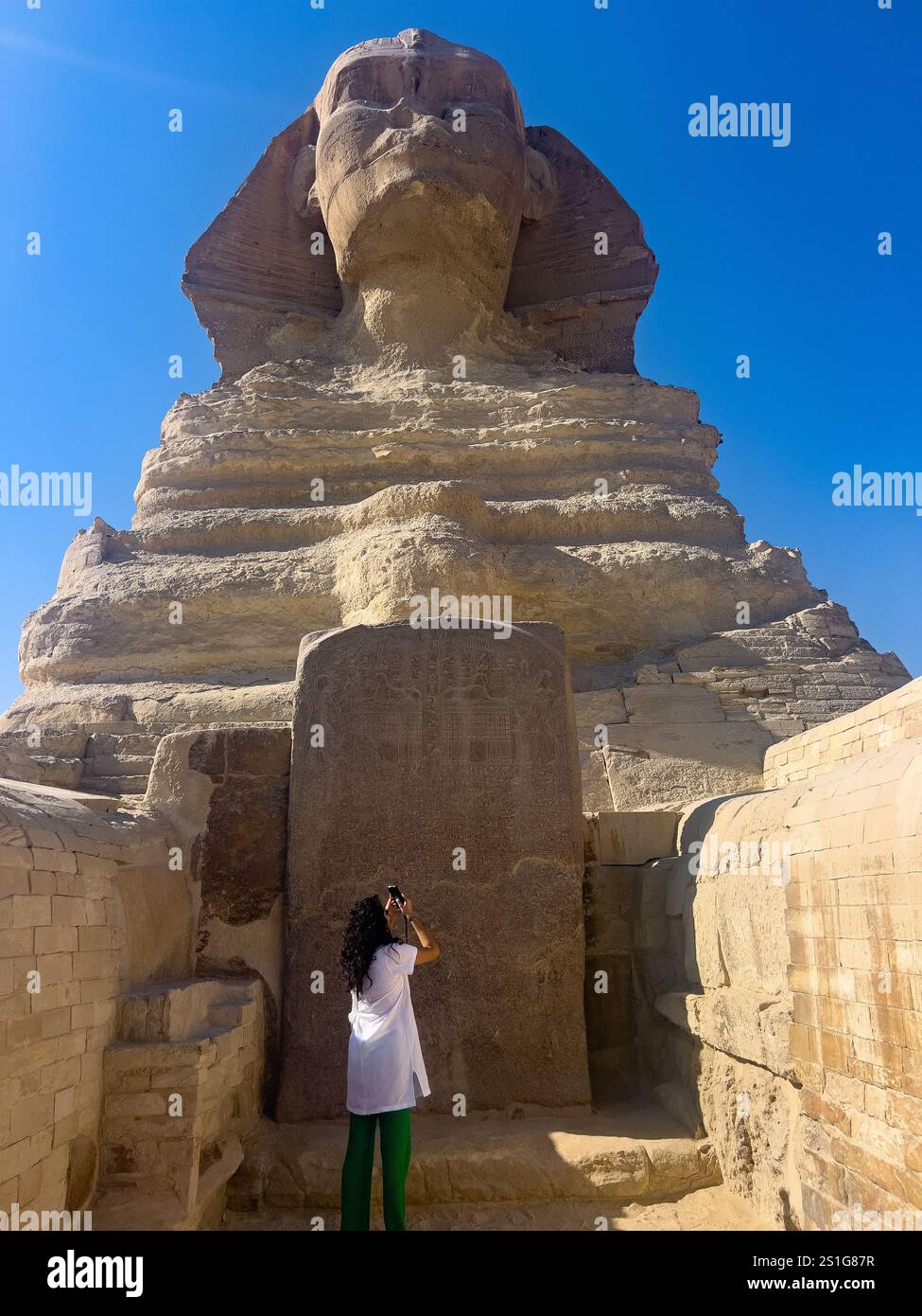 Le grand sphinx de Gizeh, avec un accès spécial proche entre les pattes, le Caire Egypte Banque D'Images