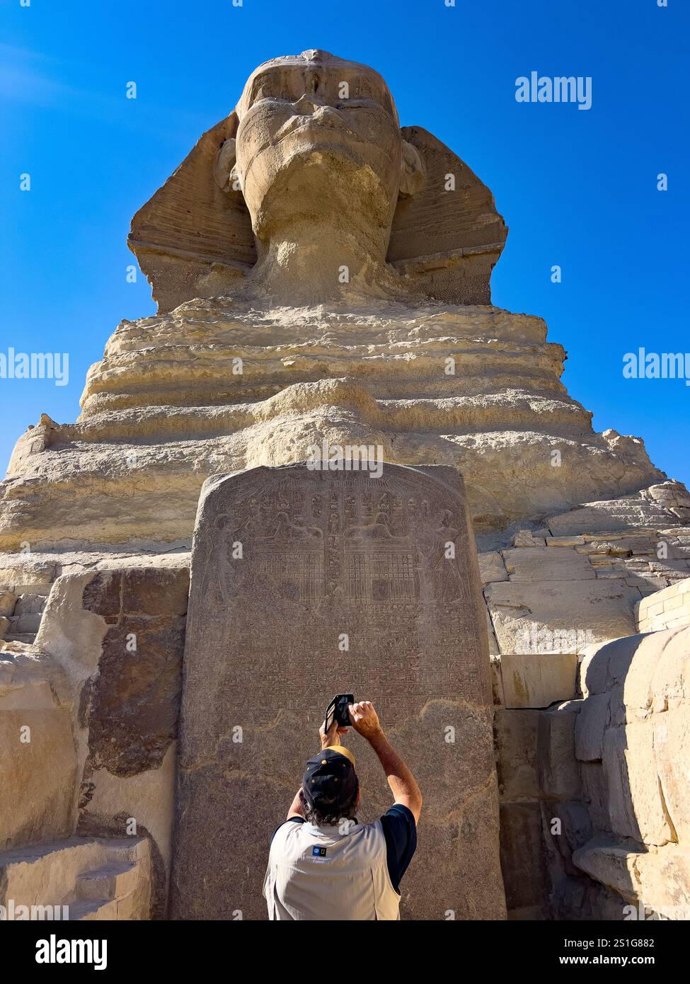 Le grand sphinx de Gizeh, avec un accès spécial proche entre les pattes, le Caire Egypte Banque D'Images