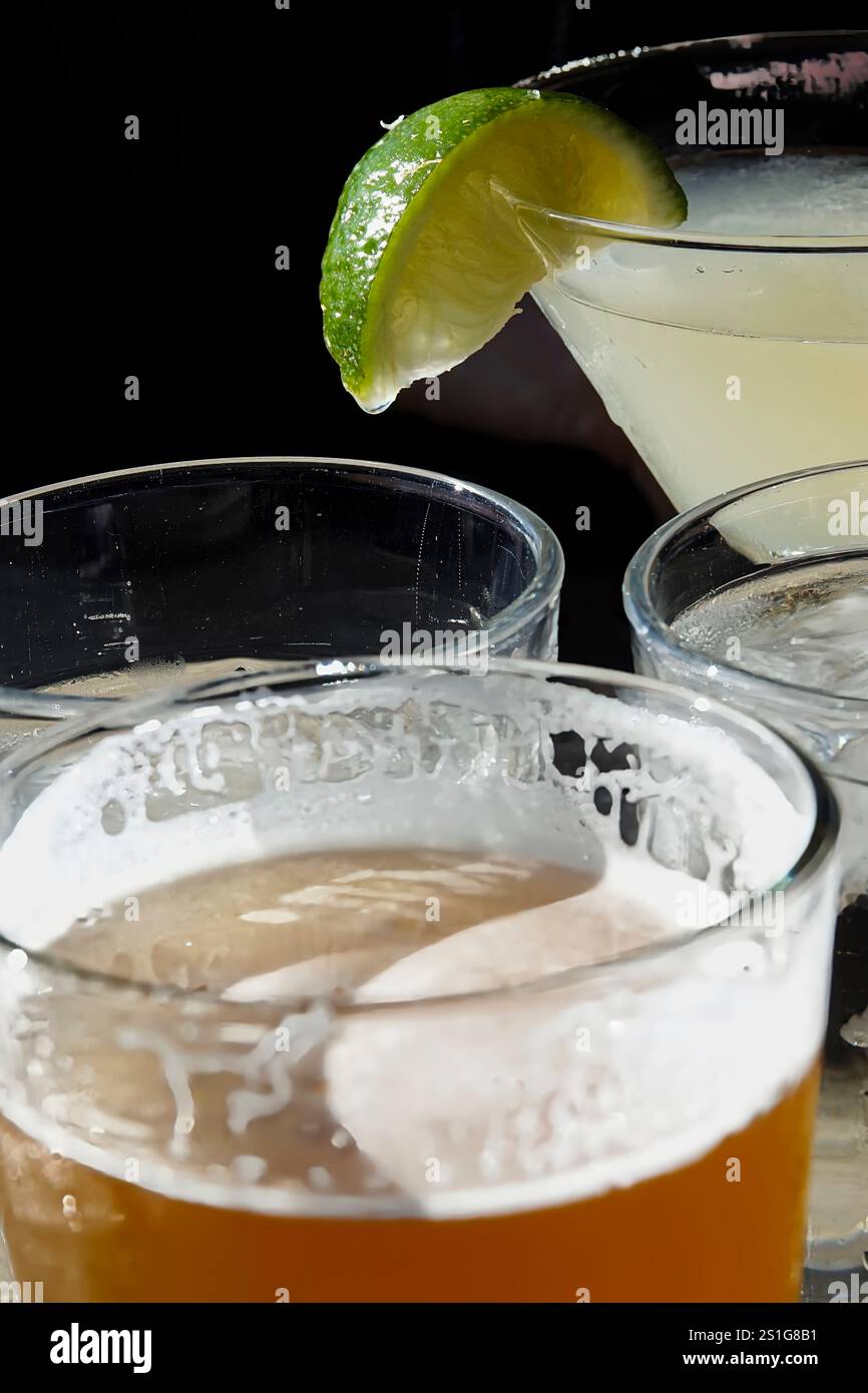 Capitola, Californie États-Unis - 2 janvier 2024 Une bière et une margarita commencent le nouvel an à Capitola Beach, près de Santa Cruz, Californie Banque D'Images