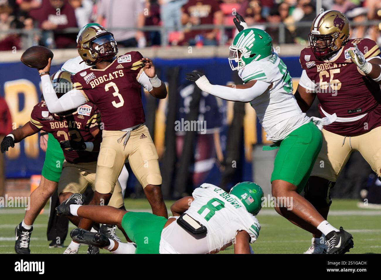 Texas State quarterback Jordan McCloud (3) passes during the first half of the First Responder Bowl NCAA college football game against the North Texas Friday, Jan. 3, 2025, in Dallas. (AP Photo/LM Otero) Banque D'Images