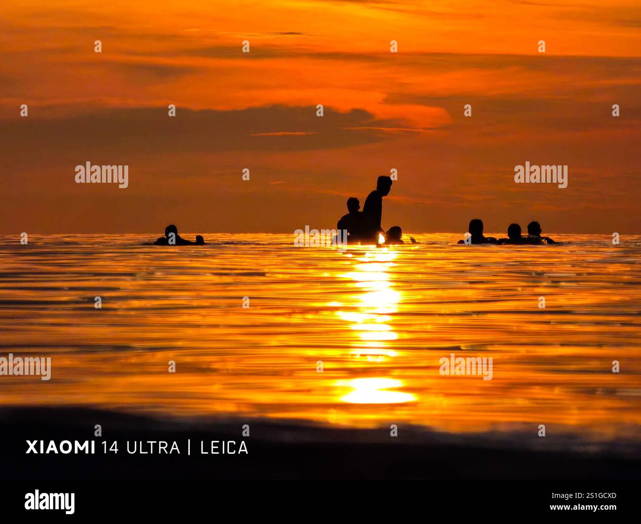 Les gens silloute à la plage Banque D'Images