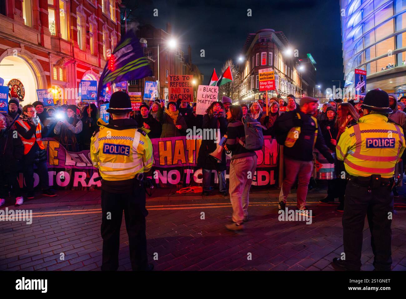 Leicester, Royaume-Uni. 03 01, 2025. Stand Up to Racism a organisé une contre-manifestation devant le site Athena Events où s'est tenue la conférence Reform UK East Midlands et a vu plusieurs membres clés de l'équipe réformiste monter sur scène devant un public de 1000 personnes à guichets fermés. Crédit Milo Chandler/Alamy Live News Banque D'Images