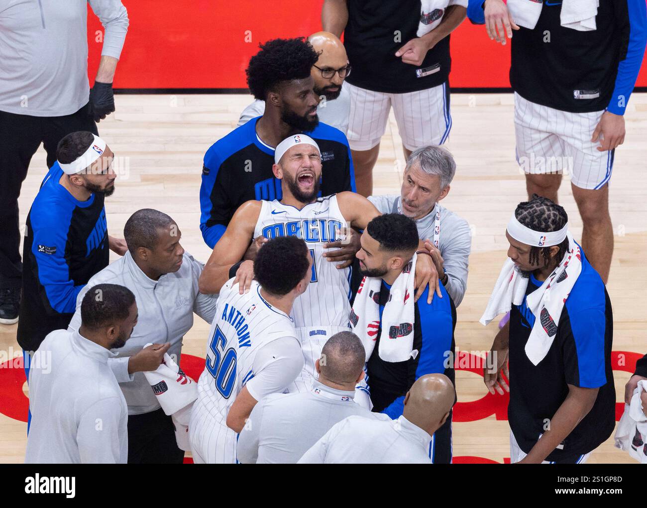Toronto, Canada. 3 janvier 2025. Jalen Suggs d'Orlando Magic réagit lorsque ses coéquipiers le soulèvent du sol après avoir été blessé lors du match de saison régulière de la NBA 2024-2025 entre les Raptors de Toronto et Orlando Magic à Toronto, Canada, le 3 janvier 2025. Crédit : Zou Zheng/Xinhua/Alamy Live News Banque D'Images