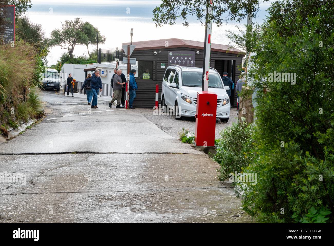 Gibraltar, Royaume-Uni, 31 décembre 2024 les touristes achètent des billets pour la réserve naturelle de Gibraltar, célèbre pour les singes macaques Banque D'Images