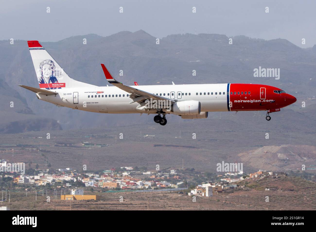 Aeropuerto de Gran Canaria, Gando. Avión de Línea moderno Boeing 737 MAX de la aerolínea Norwegian Air Shuttle AOC con decoración especial en homenaje Banque D'Images