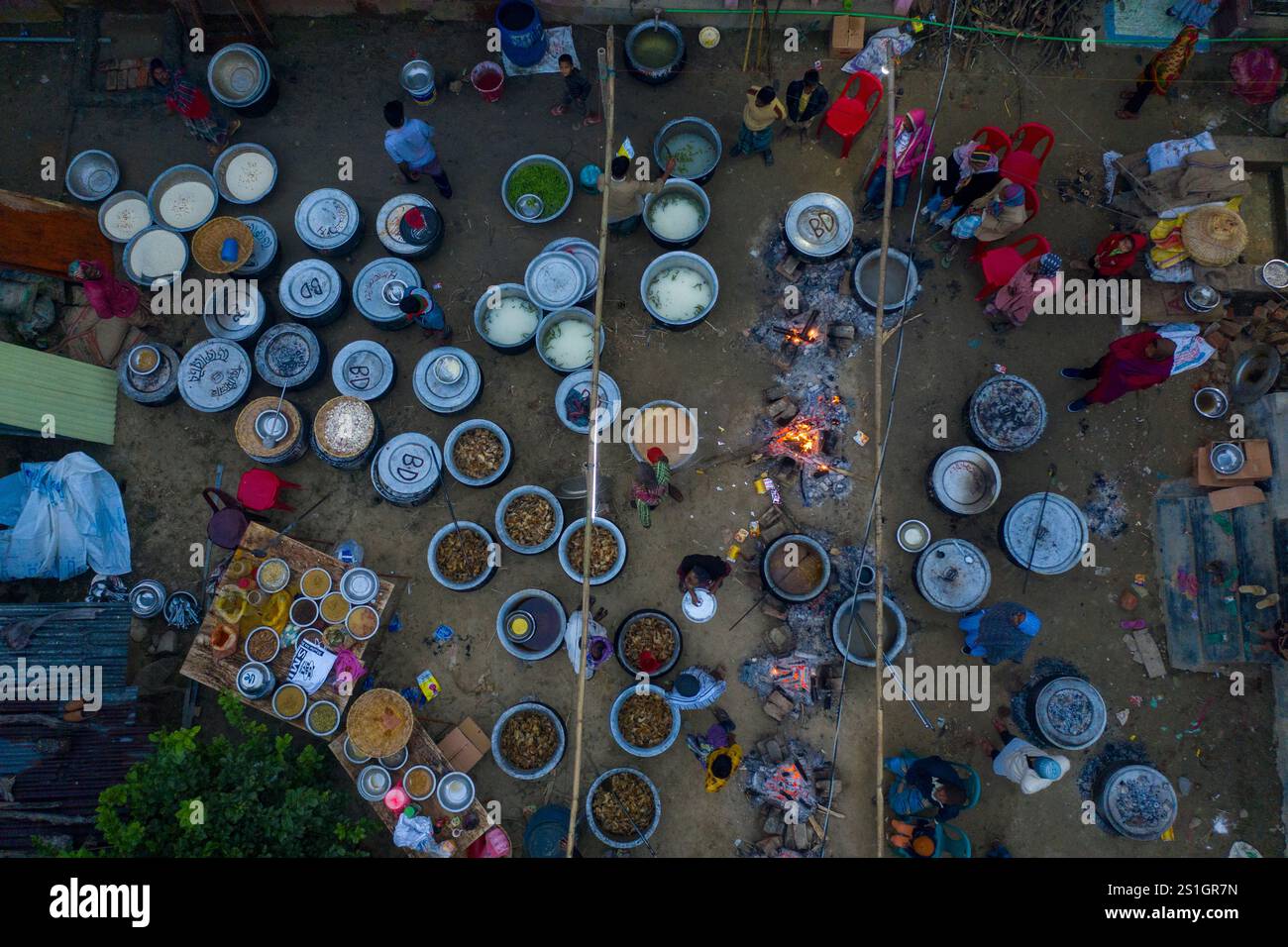 Une vue aérienne capture une vaste installation de cuisine pour une cérémonie de mariage dans une maison rurale dans la région Haor de Mohonganj, district de Netrokona, Banglad Banque D'Images