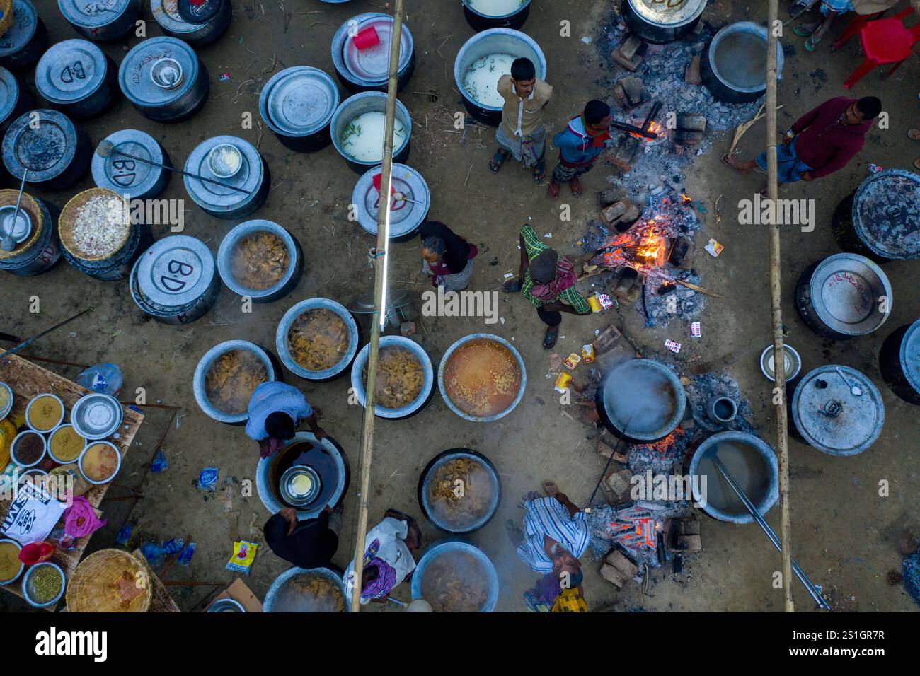 Une vue aérienne capture une vaste installation de cuisine pour une cérémonie de mariage dans une maison rurale dans la région Haor de Mohonganj, district de Netrokona, Banglad Banque D'Images