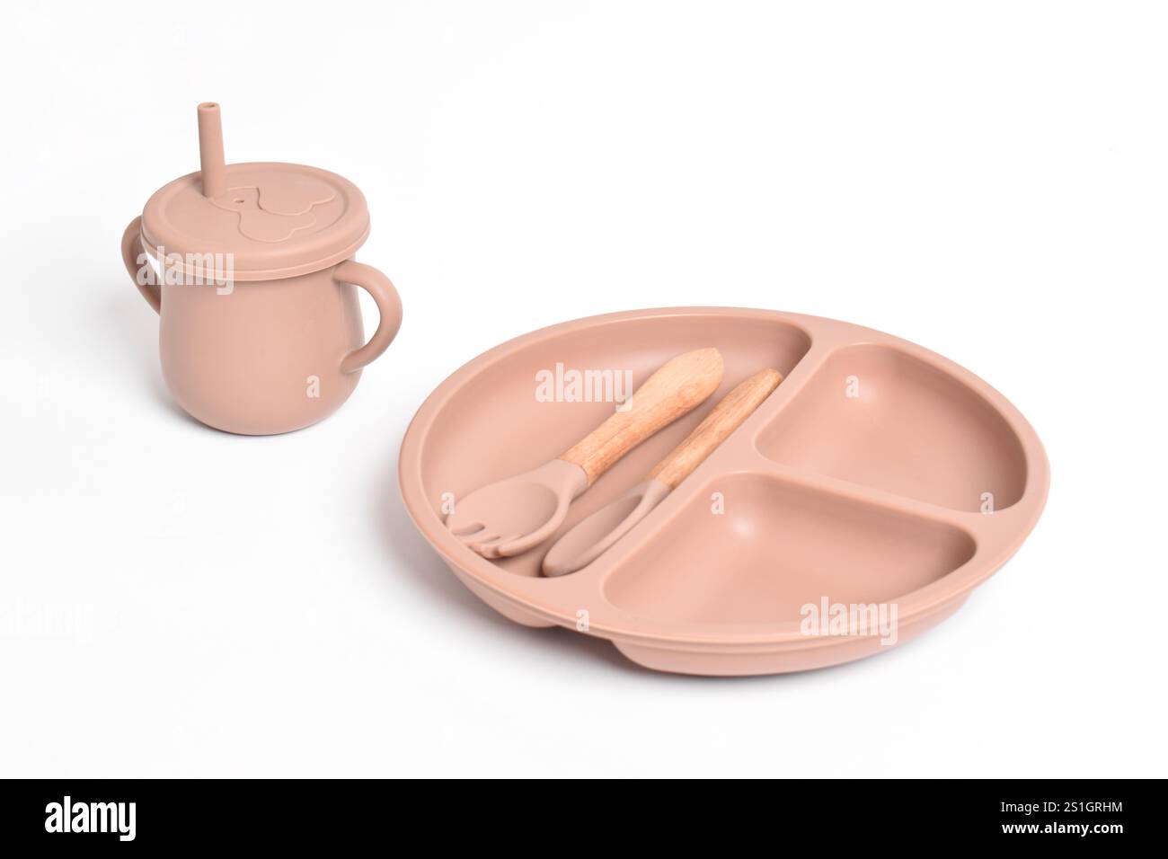 Ensemble de vaisselle en silicone. Assiette en silicone, tasse, cuillère, fourchette. Vaisselle de bébé sur fond blanc. Service de nourriture pour bébés, vaisselle pour enfants. Premier concept d'aliments pour bébés Banque D'Images