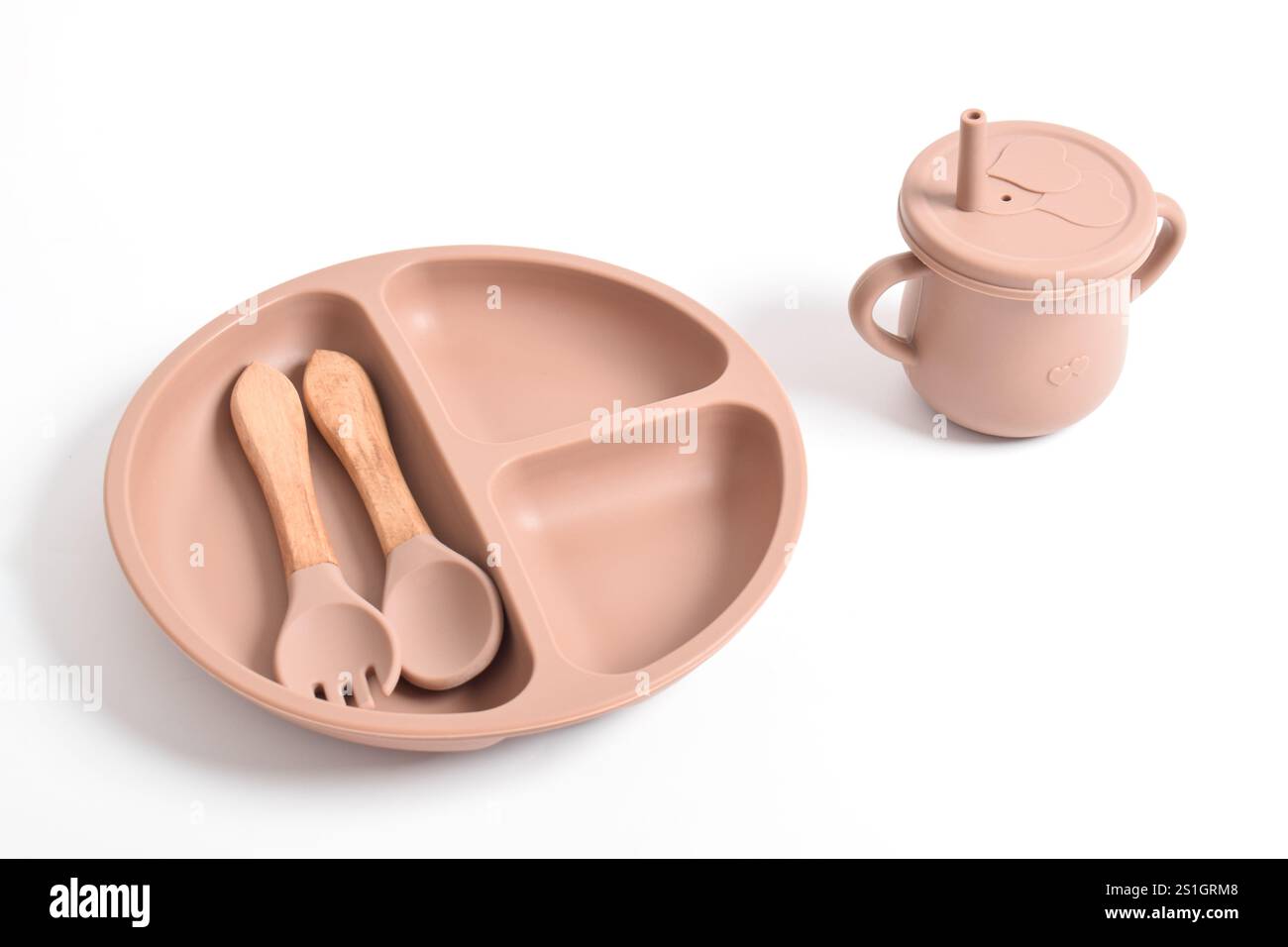 Ensemble de vaisselle en silicone. Assiette en silicone, tasse, cuillère, fourchette. Vaisselle de bébé sur fond blanc. Service de nourriture pour bébés, vaisselle pour enfants. Premier concept d'aliments pour bébés Banque D'Images