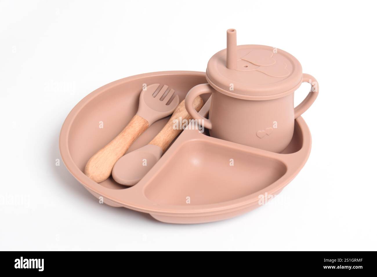 Ensemble de vaisselle en silicone. Assiette en silicone, tasse, cuillère, fourchette. Vaisselle de bébé sur fond blanc. Service de nourriture pour bébés, vaisselle pour enfants. Premier concept d'aliments pour bébés Banque D'Images