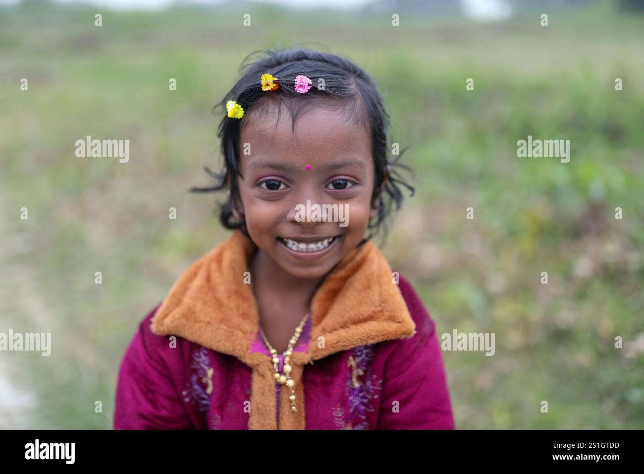 Portrait d'une jeune fille rurale bangladaise dans la région de Haor à Mohonganj, district de Netrokona, en hiver. Banque D'Images