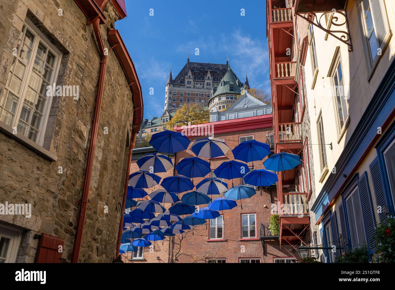 Allée parapluie.Vue sur la rue de la vieille ville de Québec en automne ensoleillé.Canada. Banque D'Images