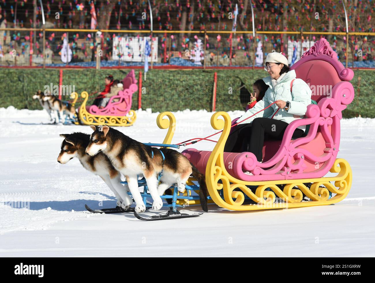 Pékin, Chine. 4 janvier 2025. Les visiteurs s'amusent au parc Yuanmingyuan à Pékin, capitale de la Chine, le 4 janvier 2025. Le festival de glace et de neige du parc Yuanmingyuan a débuté samedi. Crédit : Luo Xiaoguang/Xinhua/Alamy Live News Banque D'Images