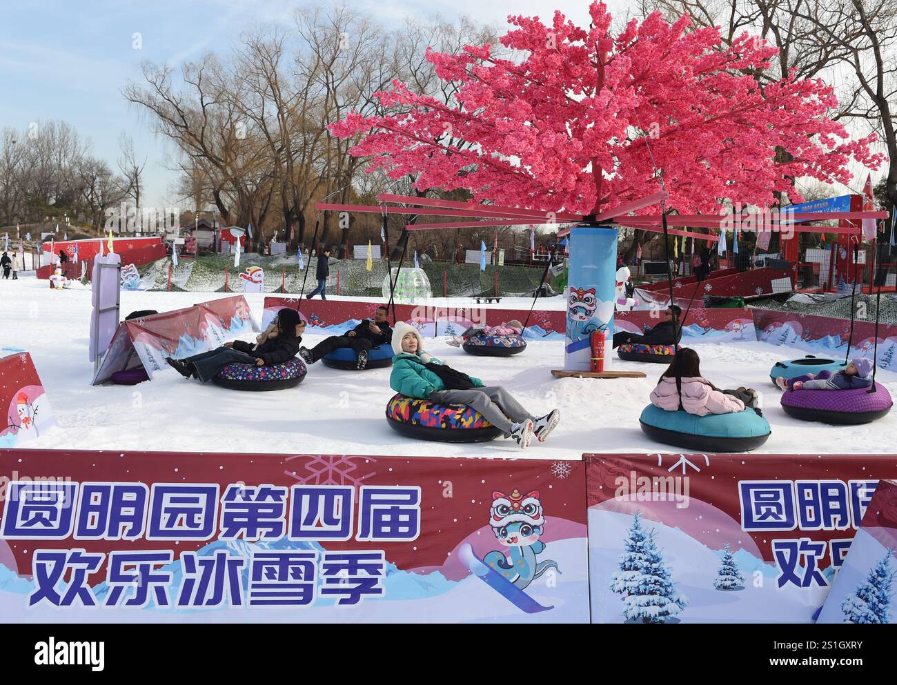 Pékin, Chine. 4 janvier 2025. Les visiteurs s'amusent au parc Yuanmingyuan à Pékin, capitale de la Chine, le 4 janvier 2025. Le festival de glace et de neige du parc Yuanmingyuan a débuté samedi. Crédit : Luo Xiaoguang/Xinhua/Alamy Live News Banque D'Images