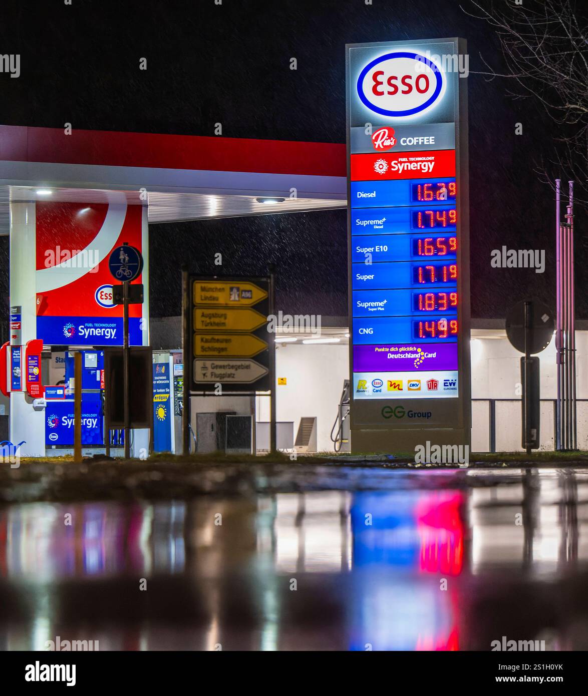 04.01.2025, Bad Wörishofen in Bayern Unterallgäu, Aktuelle Spritpreisanzeige an einer Esso-Tankstelle, zum 1. Januar 2025 erhöhte sich die staatliche CO2-Abgabe von 45 auf 55 Euro je tonne, das wird die Spritpreise langfristig teurer machen. 04.01.2025, Spritpreise 04.01.2025, Spritpreise *** 04 01 2025, Bad Wörishofen en Bavière Unterallgäu , affichage actuel du prix du carburant dans une station-service Esso, à partir du 1er janvier 2025, la taxe d'État sur le CO2 est passée de 45 à 55 euros la tonne, ce qui rendra les prix du carburant plus chers à long terme 04 01 2025, les prix du carburant 04 01 2025, les prix du carburant Banque D'Images