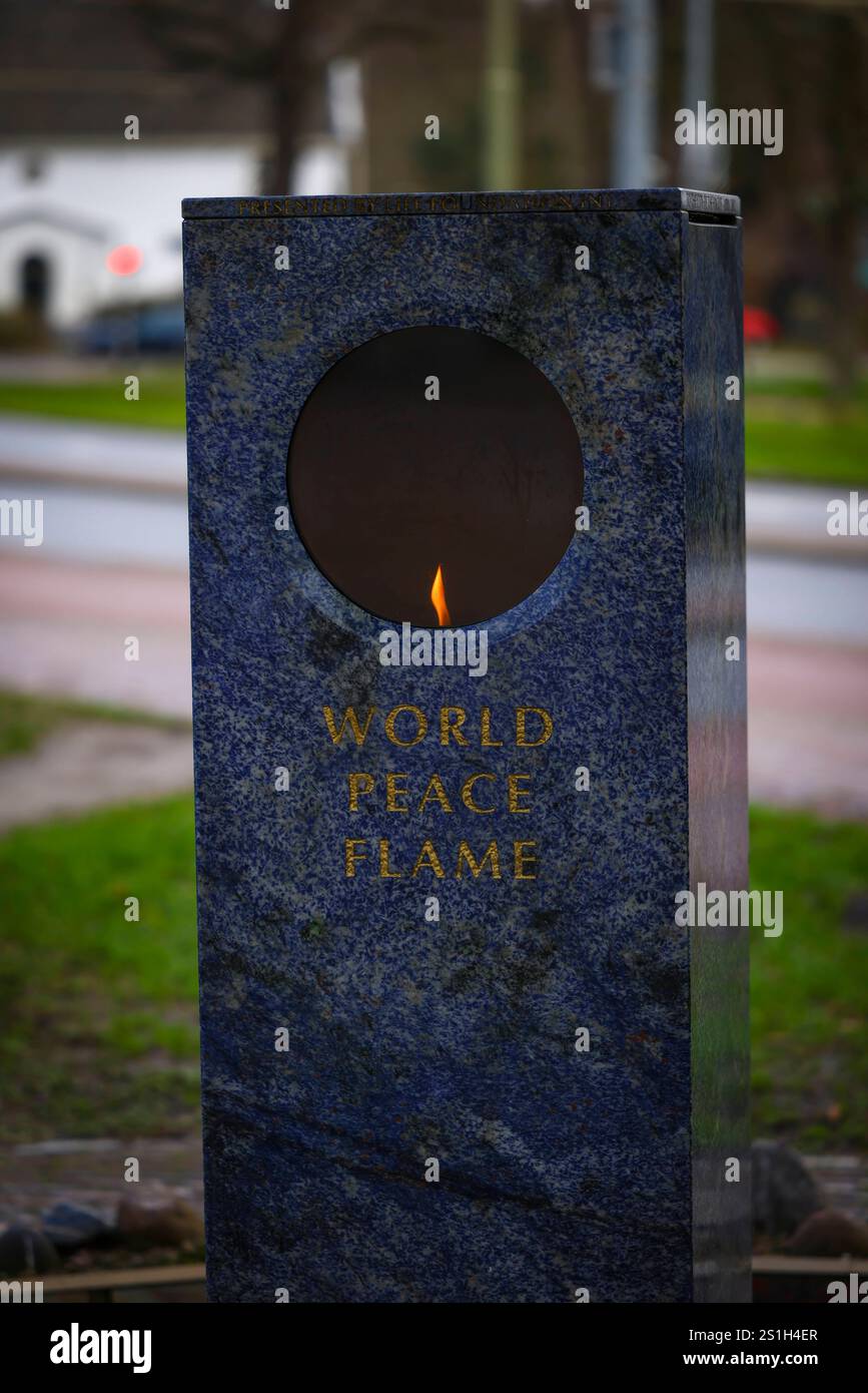 Den Haag 312025 - Die World Peace Flame ist ein internationales Symbol fuer Frieden und Einheit, das 1999 von Friedensbotschaftern entzuendet wurde. SIE brennt an verschiedenen Standorten weltweit, darunter im Friedenspalais in Den Haag, um den Wunsch nach globalem Frieden zu staerken. Der internationale Gerichtshof IGH Hat seinen Sitz im Friedenspalais in Den Haag. Er wurde 1945 gegruendet und ist das Hauptrechtsprechungsorgan der Vereinten Nationen. Der IGH entscheidet ueber Streitigkeiten zwischen Staaten und gibt Gutachten zu voelkerrechtlichen Fragen ab. DAS Friedenspalais wurde 1913 erb Banque D'Images