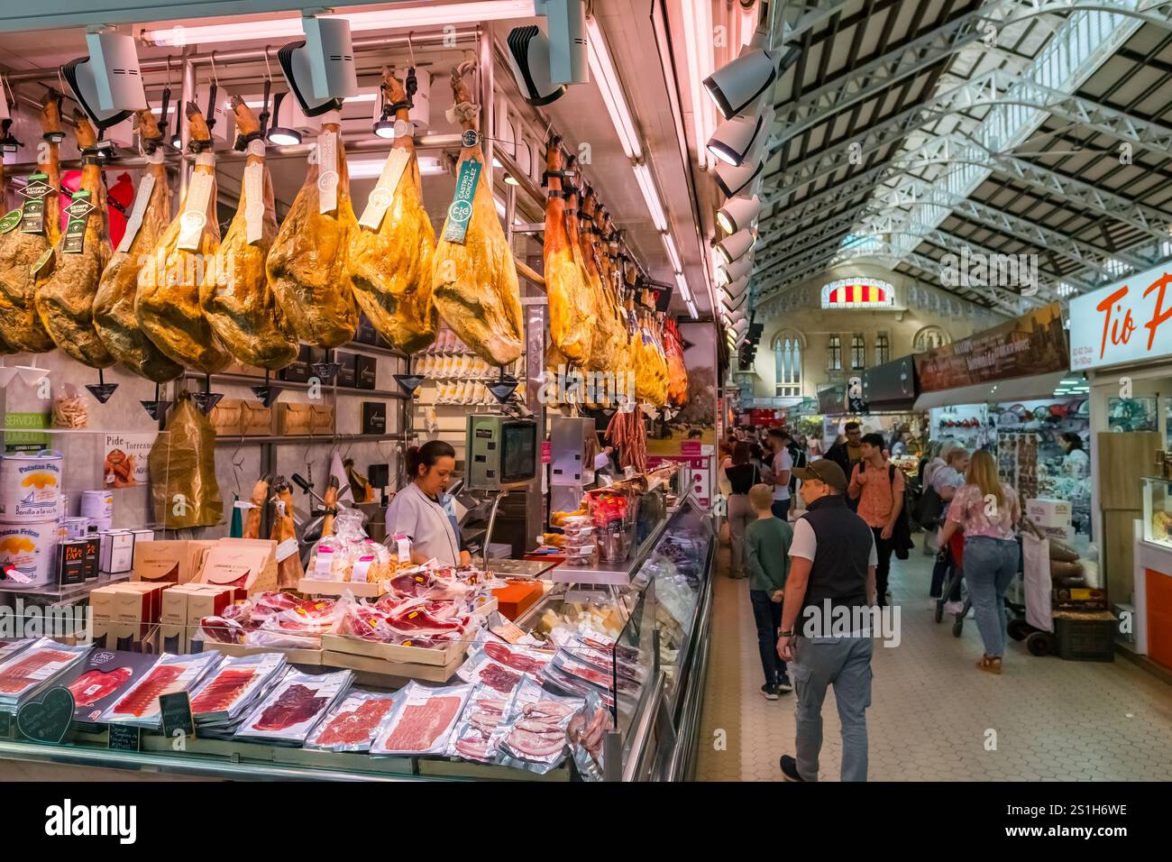 Magasin traditionnel de viande Jamon dans le marché central de Valence, Espagne Banque D'Images