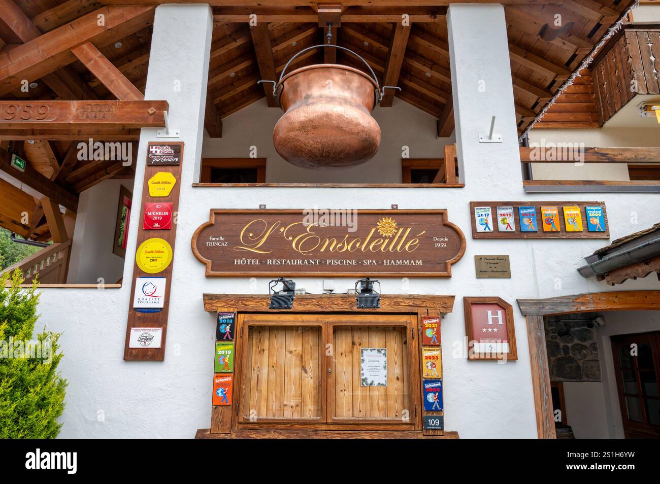 La Chapelle-d'abondance, France- 23 septembre 2024 : le panneau pour l'Hôtel Ensoleille et Restaurant dans les Alpes françaises. Banque D'Images