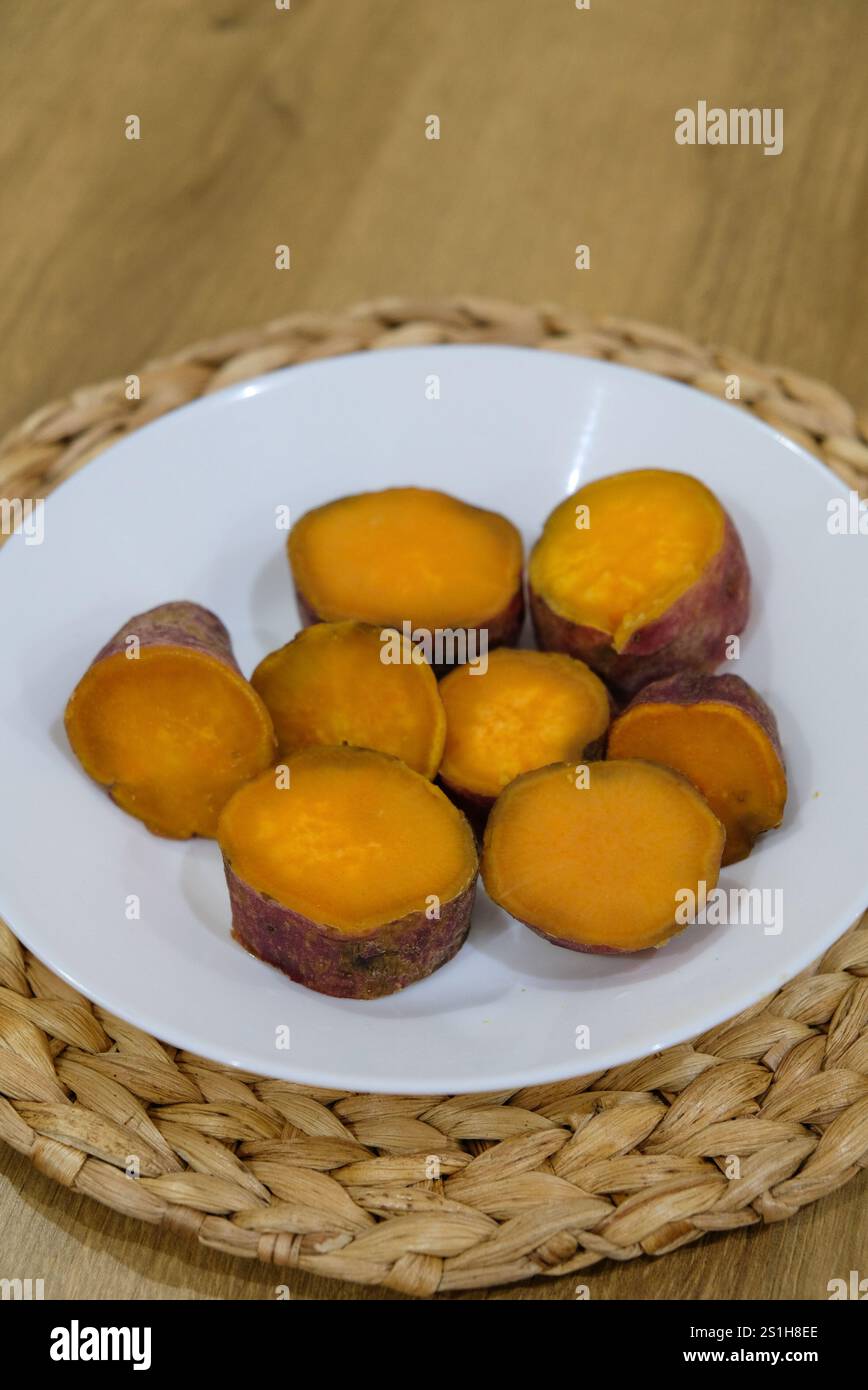 Patate douce cuite à la vapeur dans une assiette. Banque D'Images