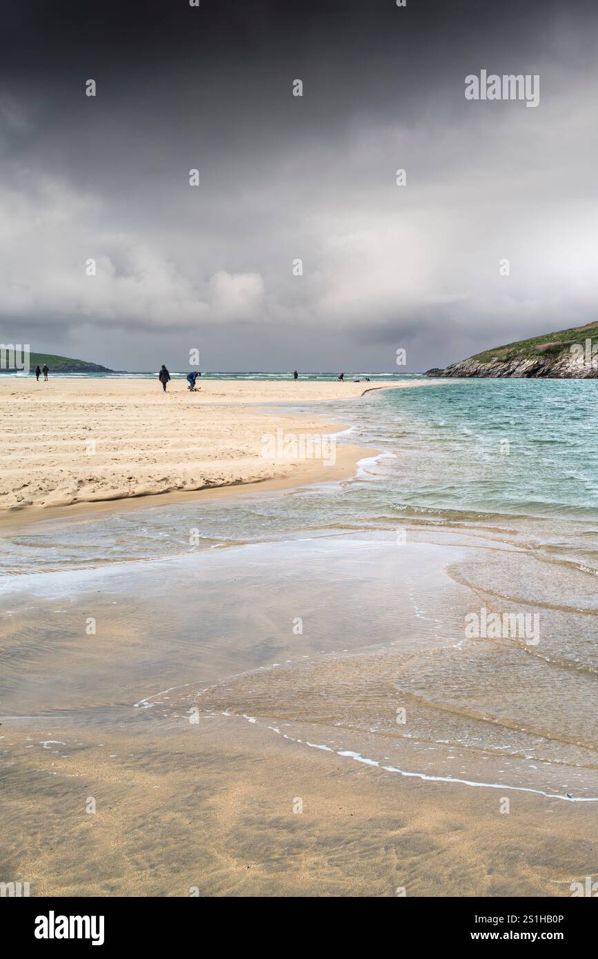 Marée entrante sur la rivière Gannel de marée sur la plage de Crantock à Newquay en Cornouailles au Royaume-Uni. Banque D'Images