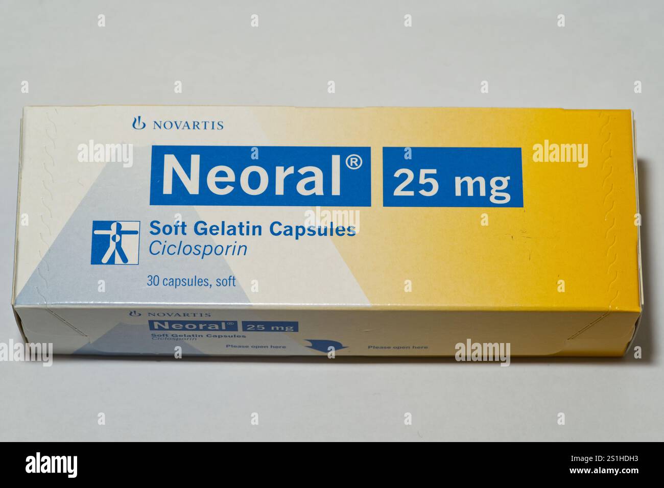 Une image d'une boîte de Neoral 100mg pour empêcher le corps de rejeter un nouvel organe après une greffe de foie, de rein, de coeur ou de moelle osseuse. Banque D'Images Une image d'une boîte de Neoral 100mg pour empêcher le corps de rejeter un nouvel organe après une greffe de foie, de rein, de coeur ou de moelle osseuse. Banque D'Images