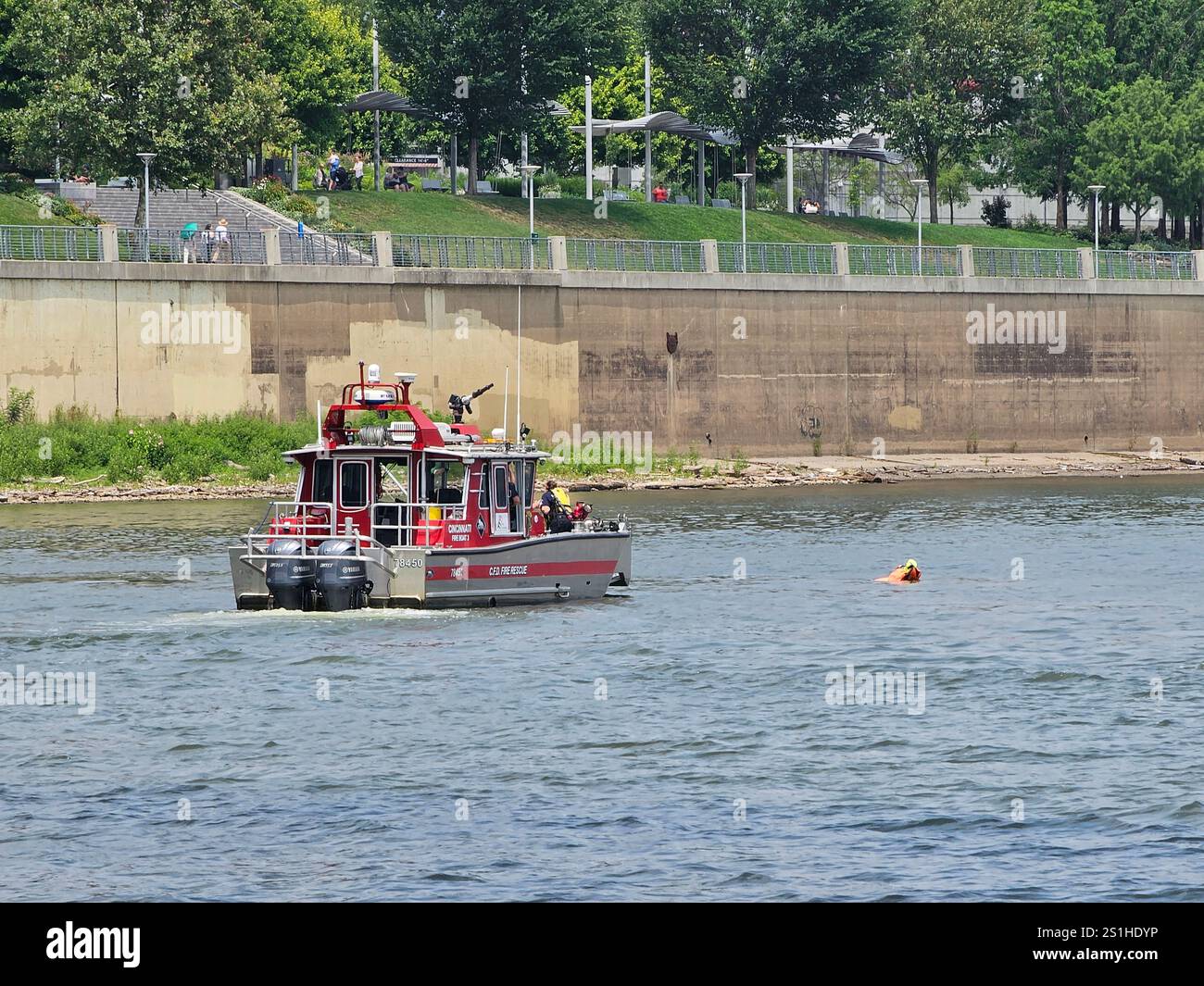 Cincinnati Fire Rescue Boat et son équipage pratiquent des techniques de sauvetage sur la rivière Ohio, Cincinnati, Ohio - Image de stock capturée avec un smartphone