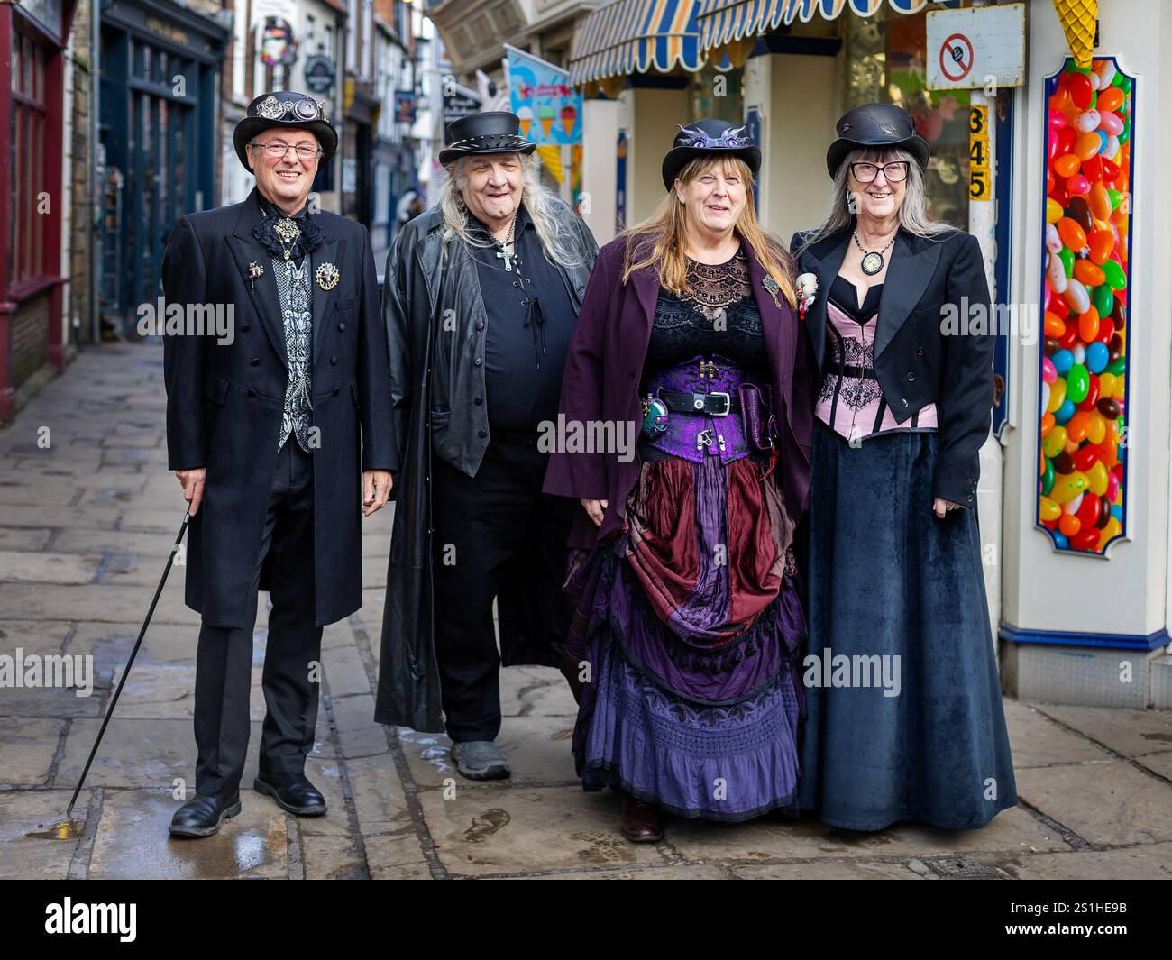 deux couples se sont habillés au whitby goth weekend whitby uk Banque D'Images