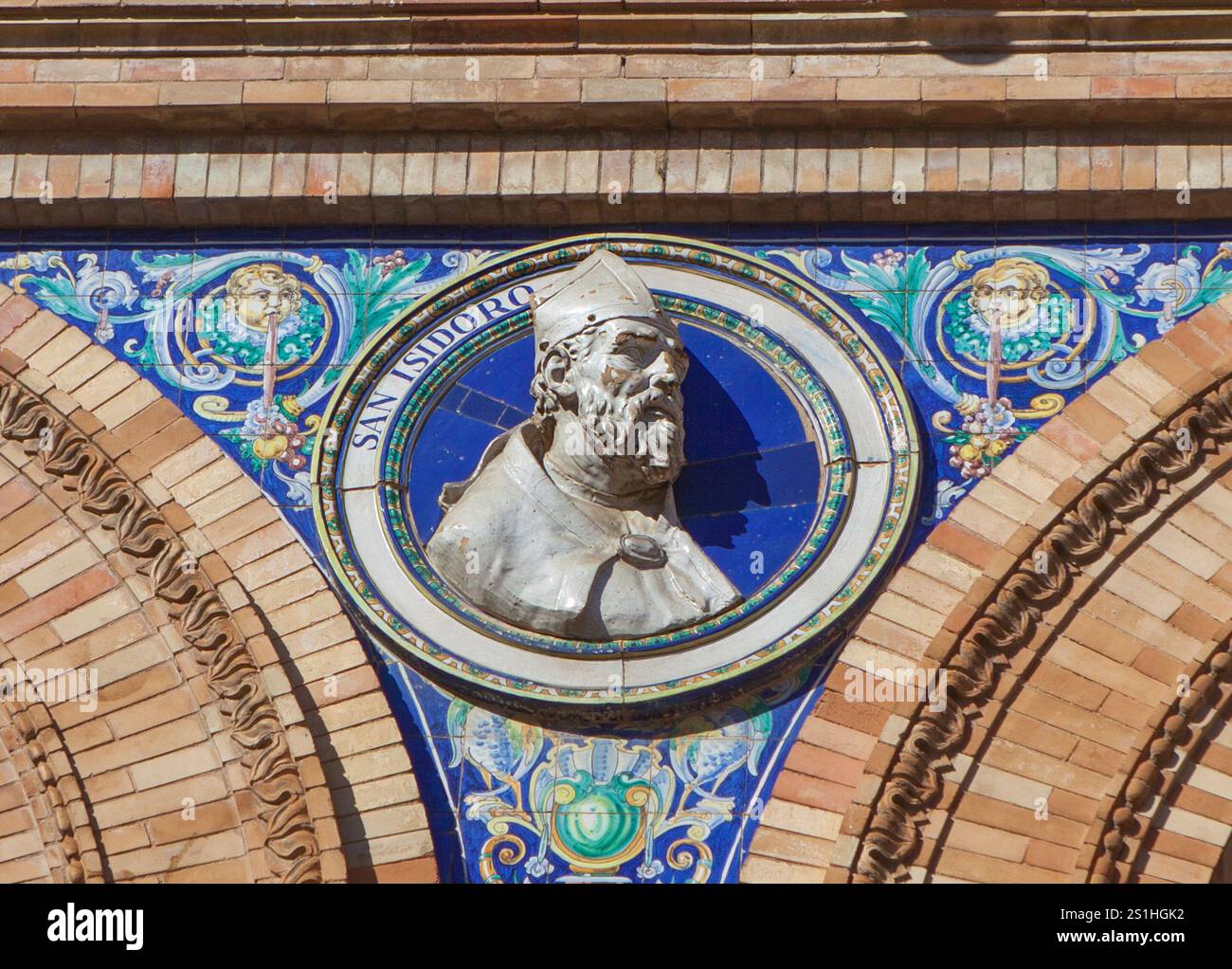 Séville, Espagne - 30 décembre 2024 : médaillon Isidore de Séville, chercheur médiéval espagnol, Plaza de Espana, Séville, Espagne Banque D'Images