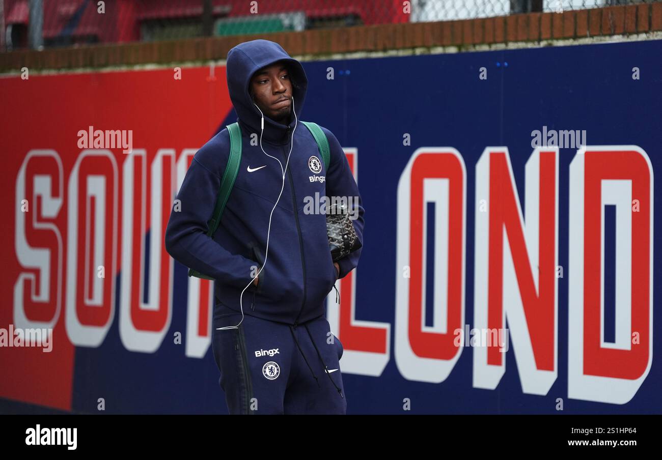 Noni Madueke de Chelsea arrive avant le match de premier League à Selhurst Park, Londres. Date de la photo : samedi 4 janvier 2025. Banque D'Images