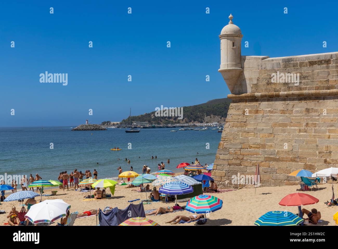 Sesimbra, Portugal. 8 août 2024. Tour de guet d'un fort surplombant l'océan Atlantique, les gens sur la plage. Sesimbra Portugal. Banque D'Images
