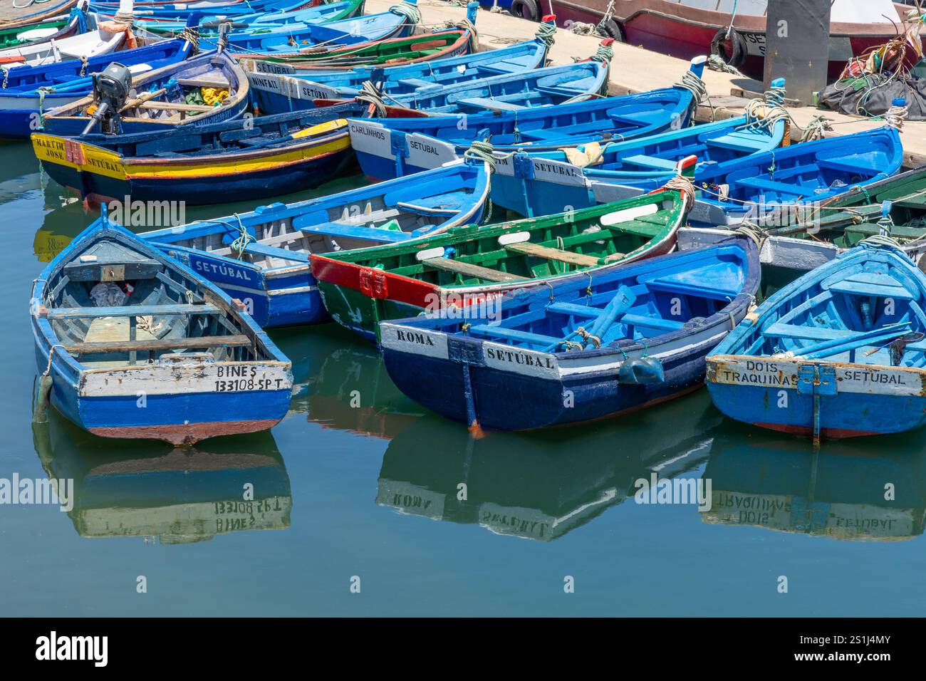 Setubal, Portugal. 6 août 2024. Petits bateaux de pêche traditionnels colorés dans le port de Setúbal. Banque D'Images